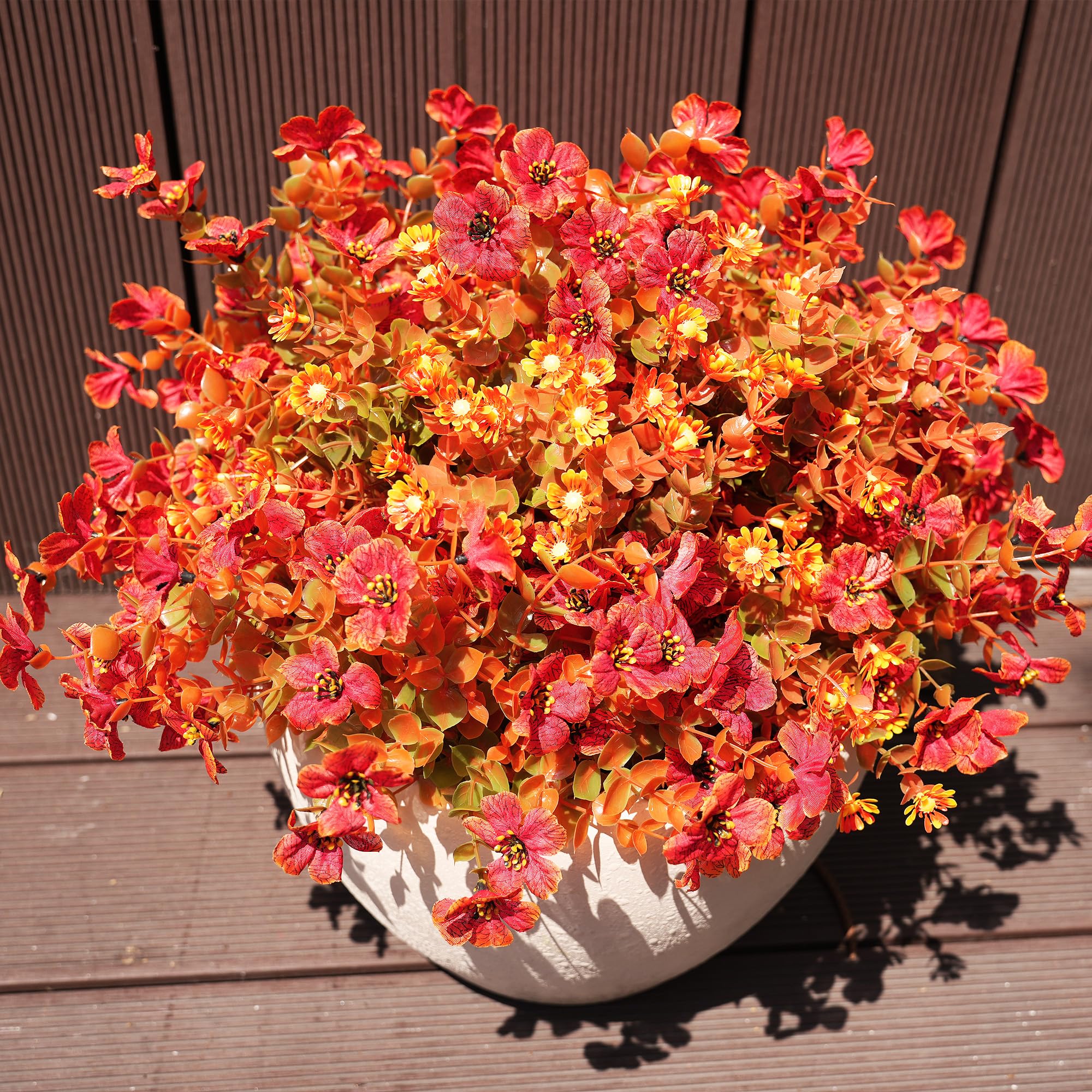 Fiori artificiali autunnali per esterni, interni, giardino, decorazione per la casa, margherita con foglie di eucalipto, piante finte per mamme, verande, verande, patio, 16 fasci (arancione autunnale)