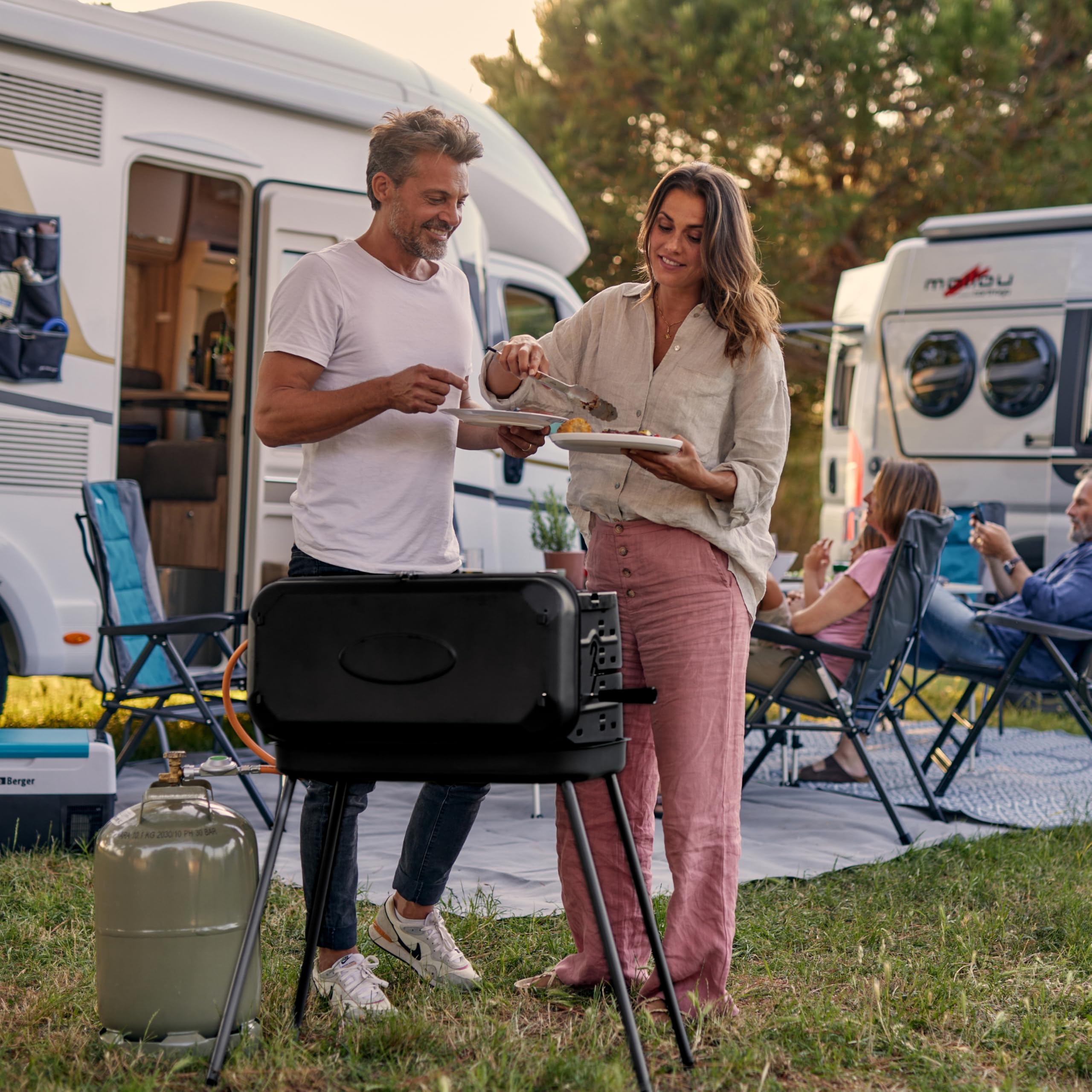 BERGER Camping Gasgrill Klappbar | Tragbarer Koffergrill mit 3 Brenner | 50 mbar für schnelles Kochen | 3 Kochstellen & ein Grillspieß inklusive | Windgeschützter Camping & Balkon Grill