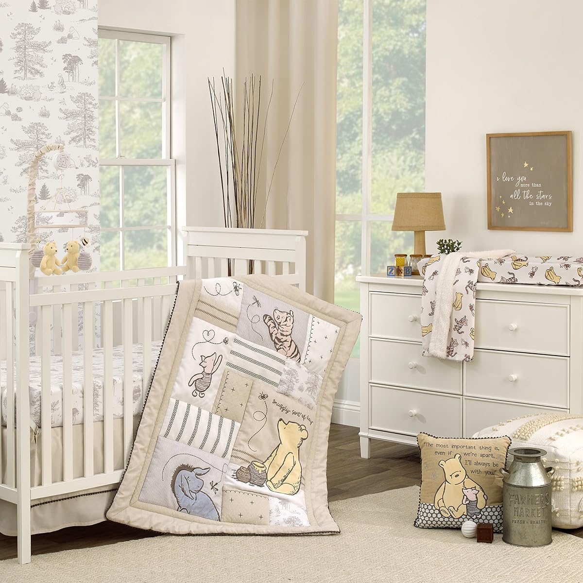 Disney Classic Pooh Hunny Fun with Piglet and Eeyore The Hundred Acre Woods Taupe Juego de cama para cuna de 3 piezas, edredón, sábana bajera ajustable 100% algodón y falda para cuna
