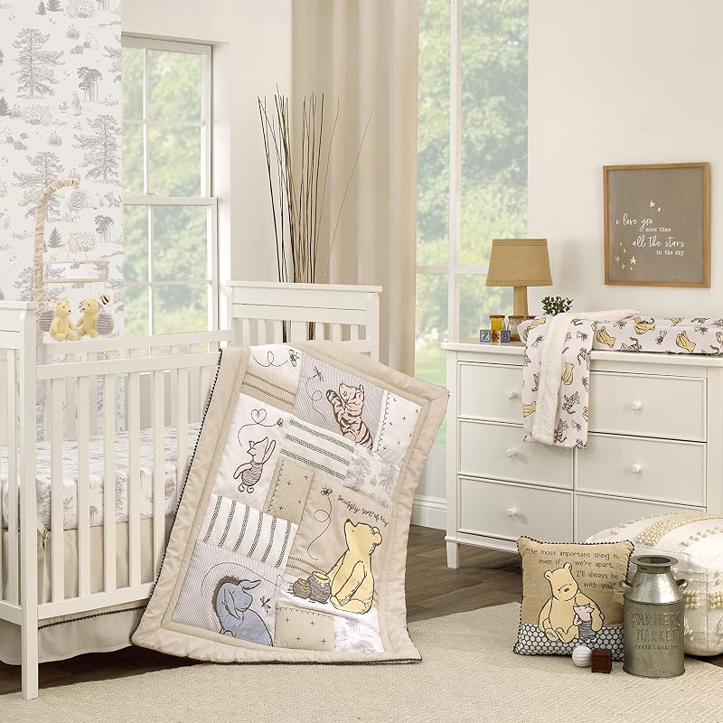 Disney Classic Pooh Hunny Fun with Piglet and Eeyore The Hundred Acre Woods Taupe Juego de cama para cuna de 3 piezas, edredón, sábana bajera ajustable 100% algodón y pollera para cuna