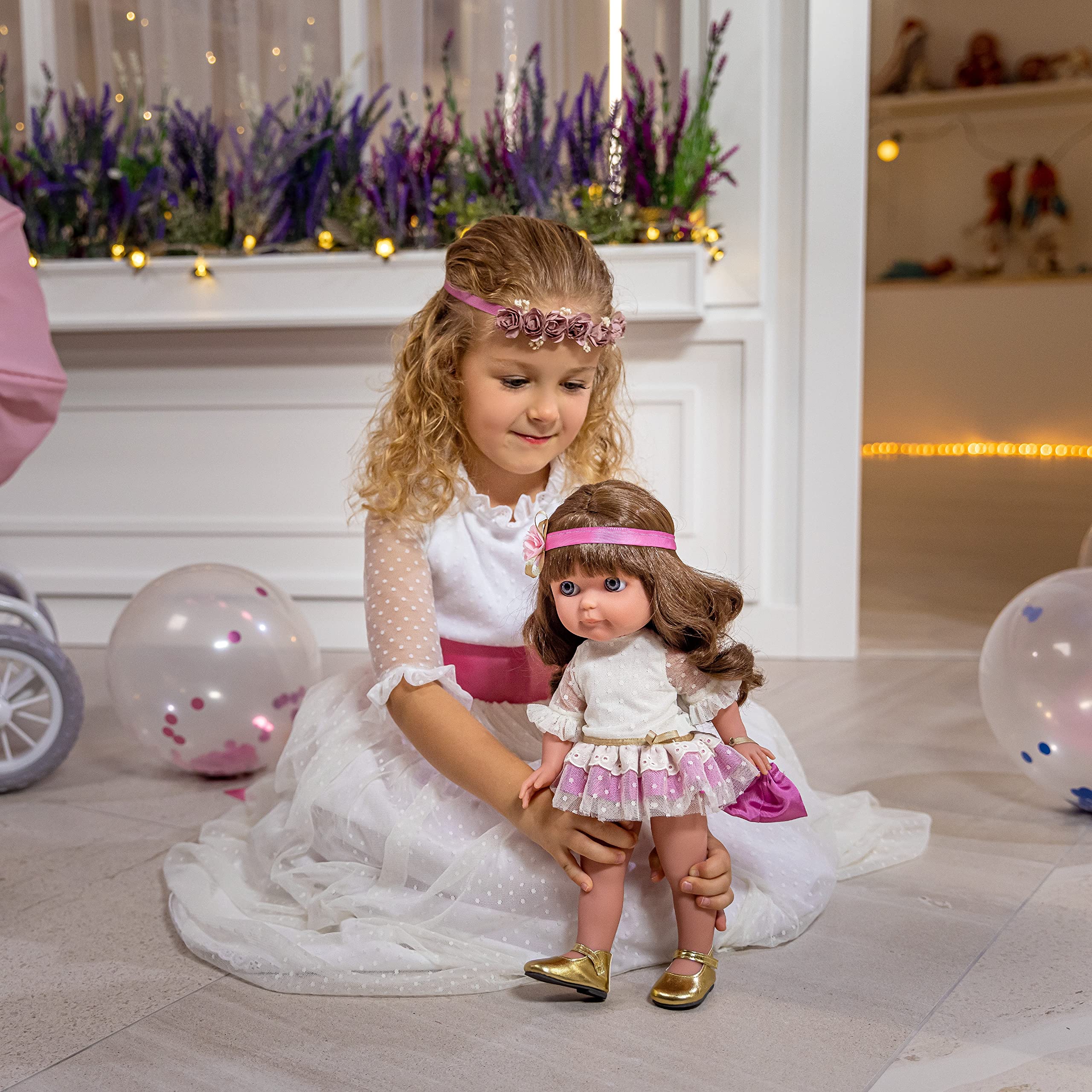 jc toys Chloe-Puppe aus der Royal Kollektion, 38 cm, aus weichem Vinyl, inklusive 2-teiligem Anzug und Zubehör, Mädchen, entworfen in Spanien von Berenguer, ab 3 Jahren