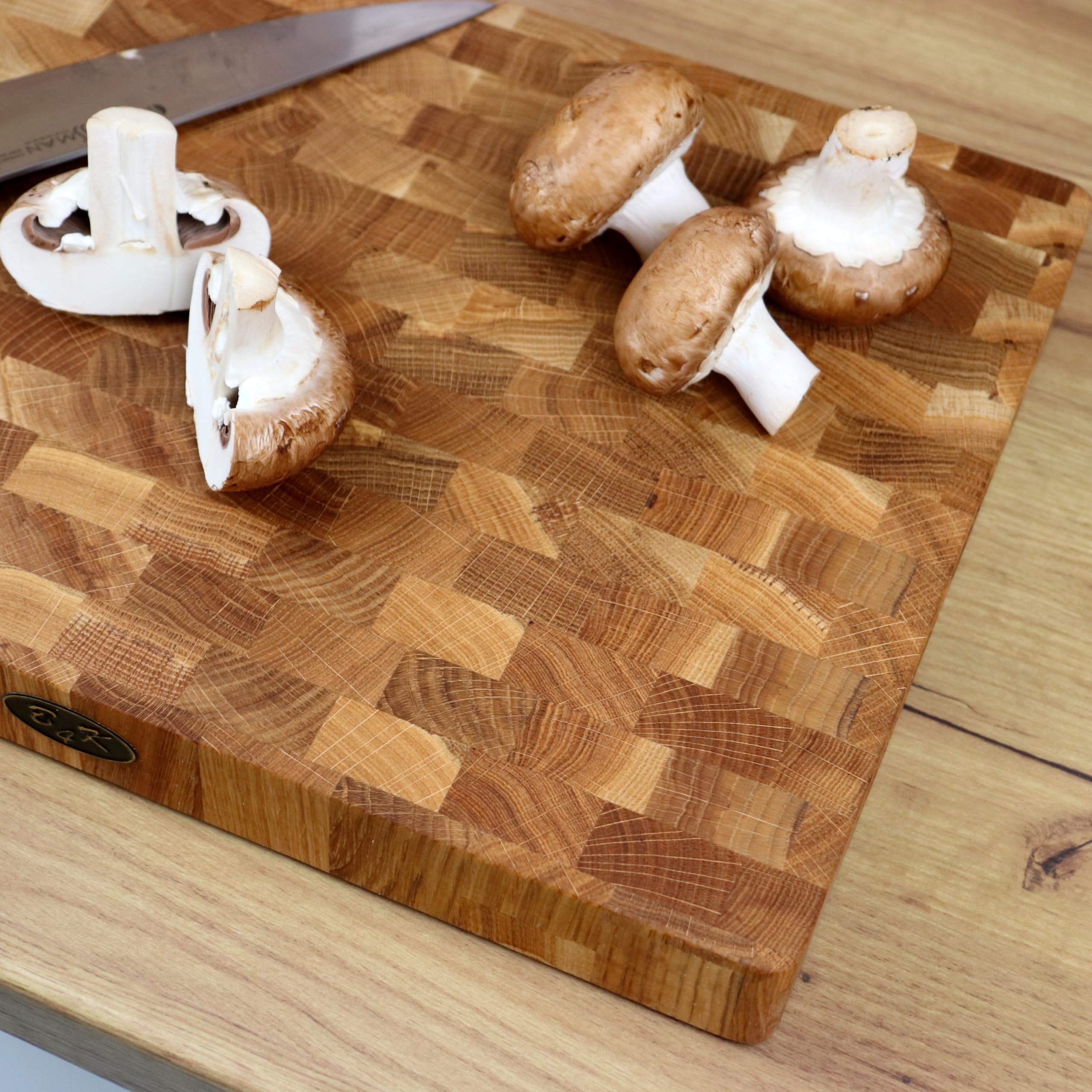 B4K® Tagliere in Legno di Quercia Massiccio 40x30x4 cm, Antibatterico, con Manici e Piedini in Silicone, Perfetto per Cucina, Carne e Barbecue
