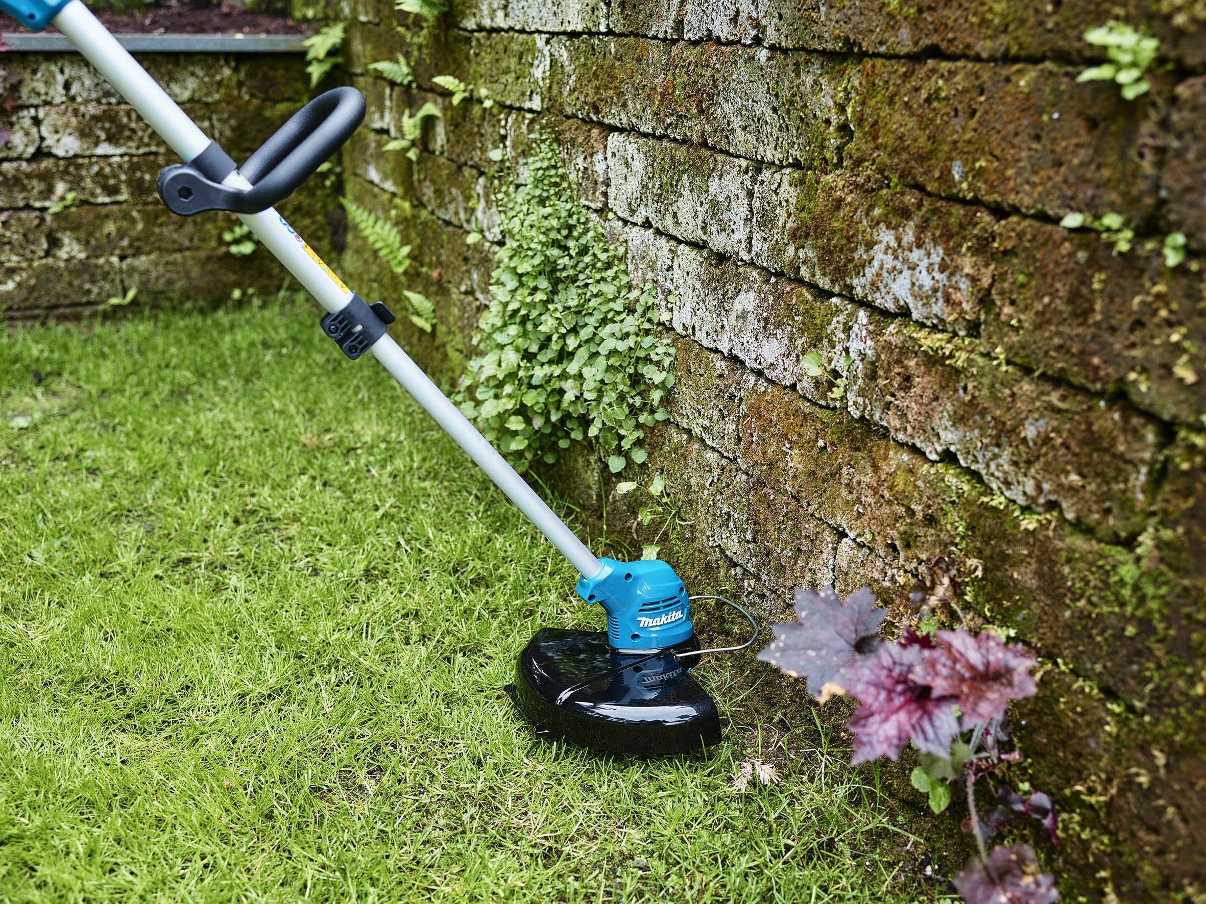 Makita Cortadora de césped inalámbrica UR100DZ de 10,8 V (sin batería, sin cargador), azul/plata