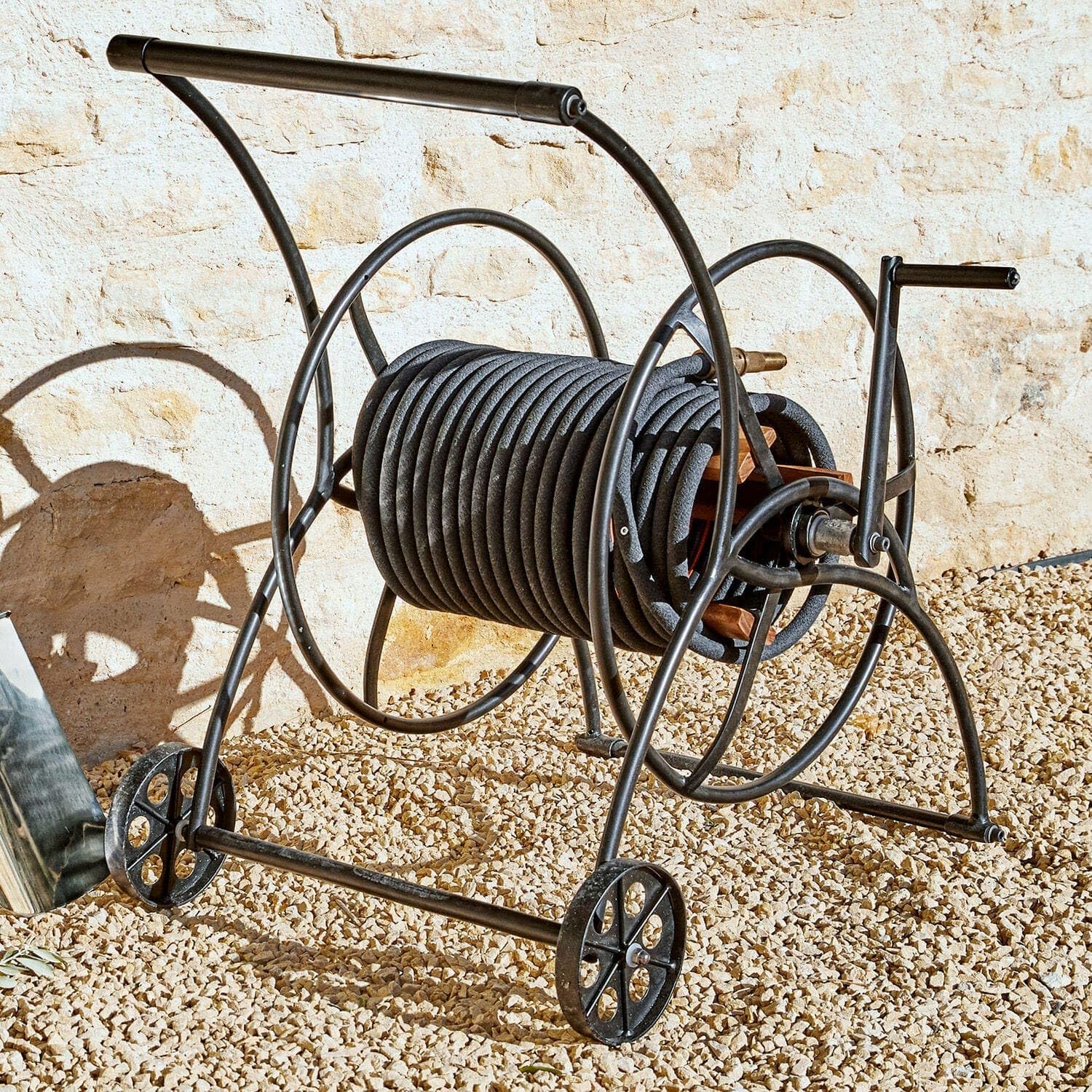 Loberon Schlauchwagen Middleby, leichtgängige Schlauchrolle & Räder, Elegante Optik, wetterfest, Gartenzubehör, Gartenhelfer, Outdoor, Eisen, Teakholz, schwarz | leichtgängige Schlauchrolle & Räder, Elegante Optik, wetterfest, Gartenzubehör, Gartenhelfer,