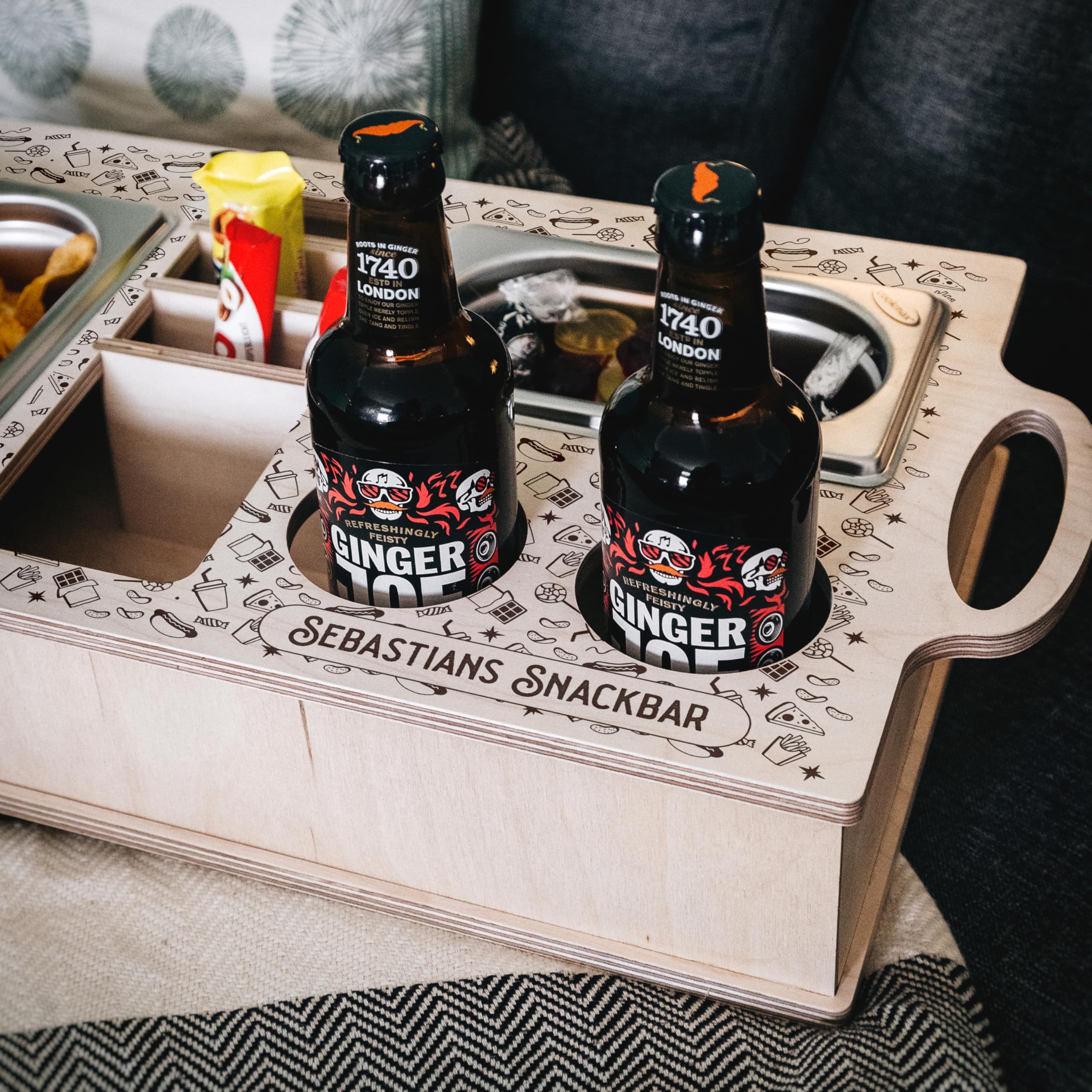 Couchbar, Papa Geschenk, Geburtstagsgeschenk Vater, Geschenke für Männer, Couchbutler zum Chillen, Sofatablett als Ersatz für Couchtisch (Doodles)