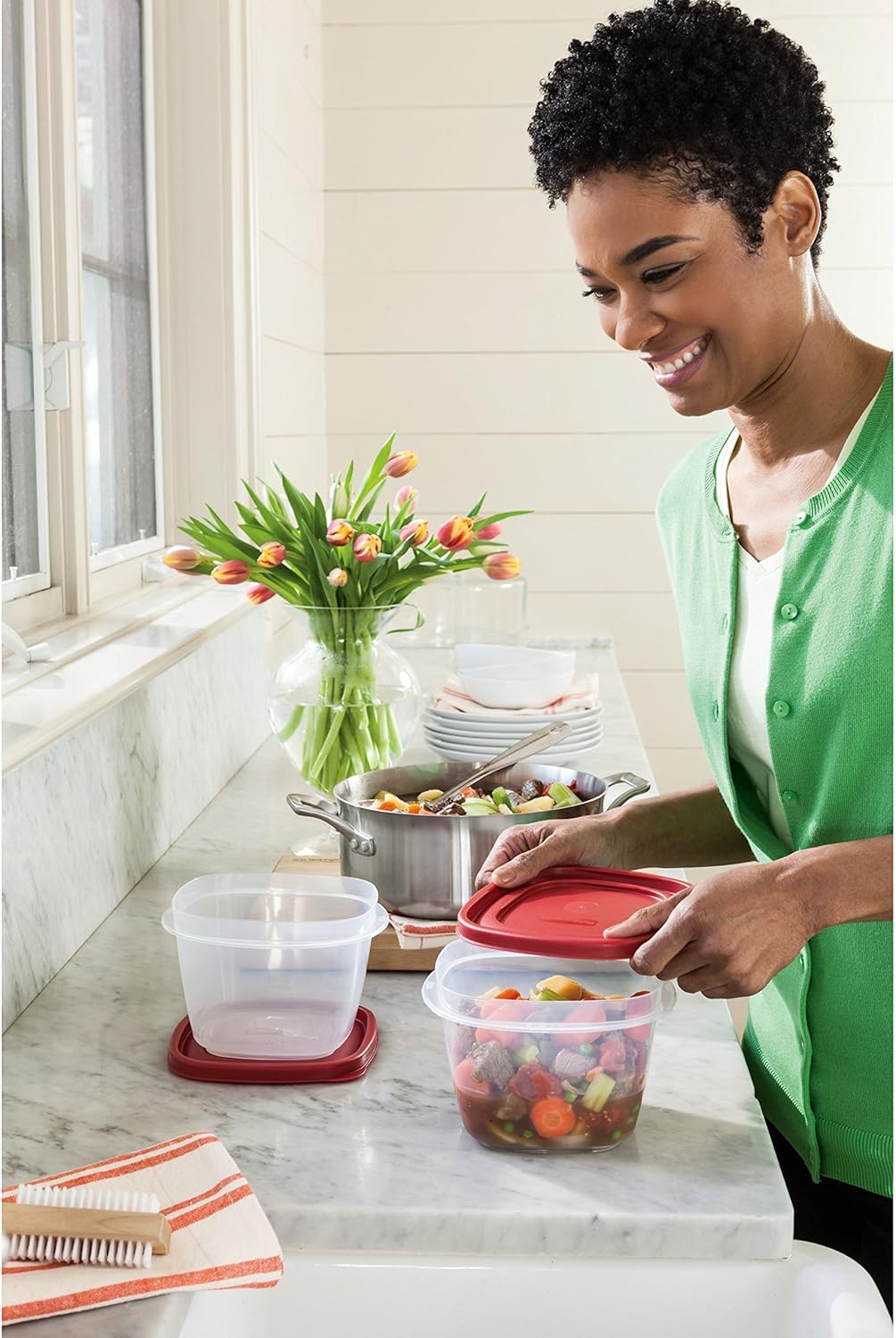 Rubbermaid Easy Find Lids Food Storage Containers, 7 Cup, Racer Red, 4-Piece Set 7.0C/1.6L image 3 of 4 B001R6Z1RS