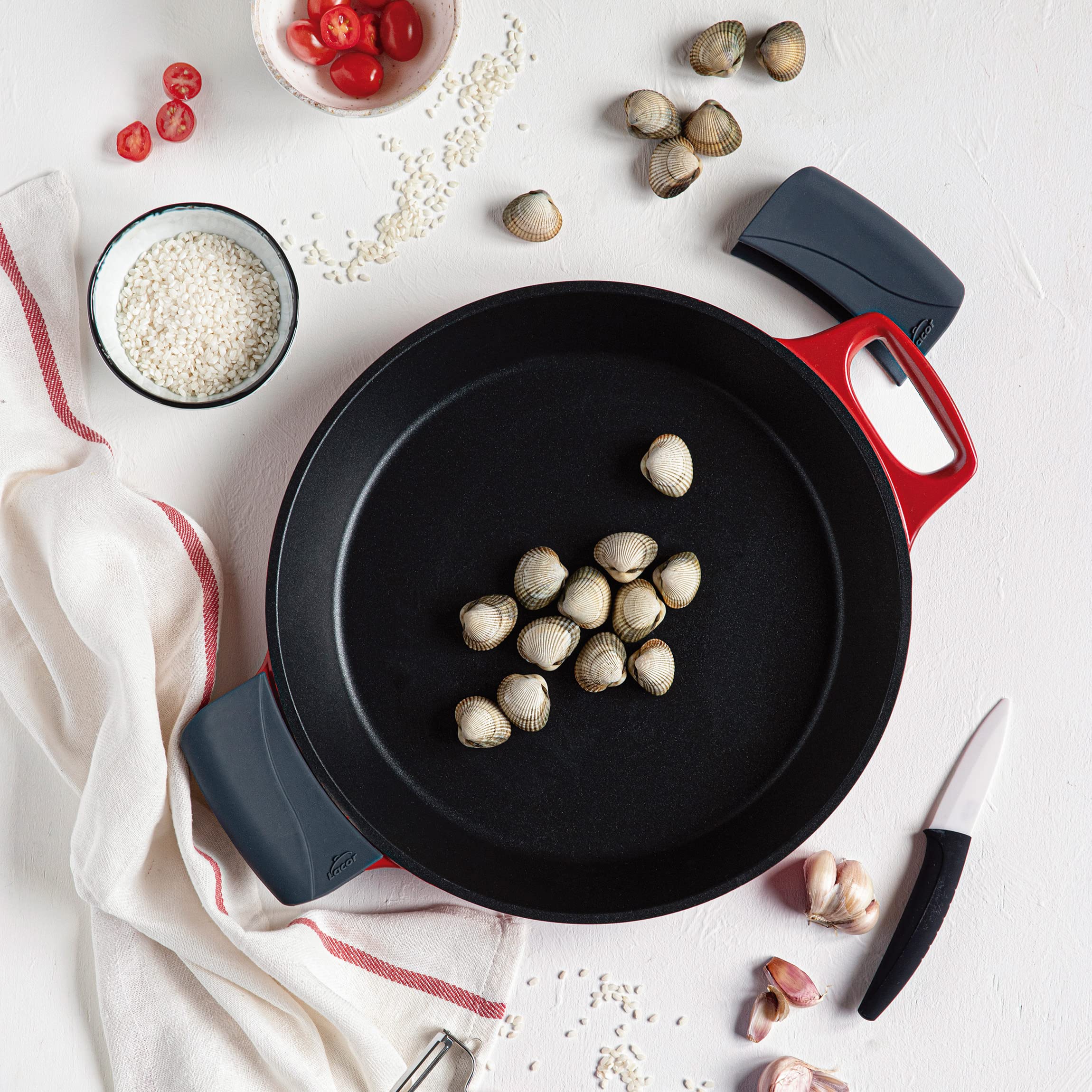 LACOR Paella Cocotte a Induzione, Paella Antiaderente Compatibile con Tutti i Tipi di Cucine, Distribuzione Ottimale Del Calore, Fusione di Alluminio, Diametro 32 cm, 5 Porzioni, 25932