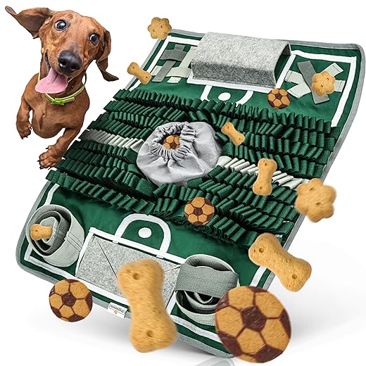 DOGPARENTS® Schnüffelteppich für Hunde [FUßBALLFELD mit 8 Trainingselementen] - Extrem Robustes Hundespielzeug für große & kleine Hunde - SPORTARENA als Intelligenzspielzeug für Hunde (grün)