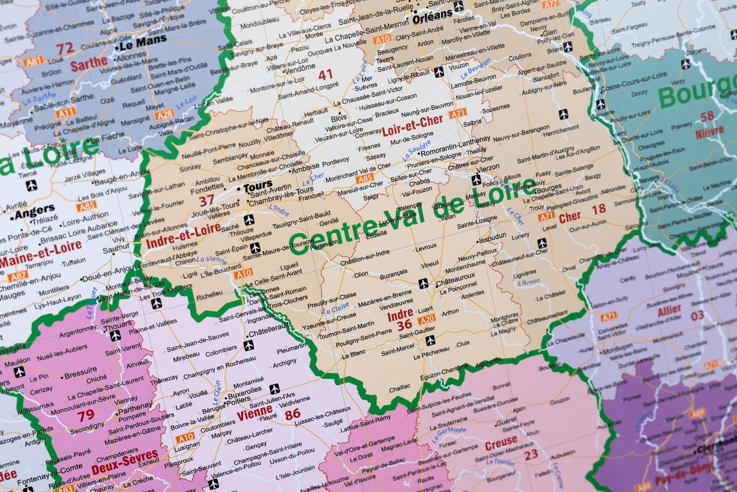 GeoMetro Carte administrative de la France en français de 100 x 100 cm, avec plastification sur les deux faces avec départements avec codes postaux