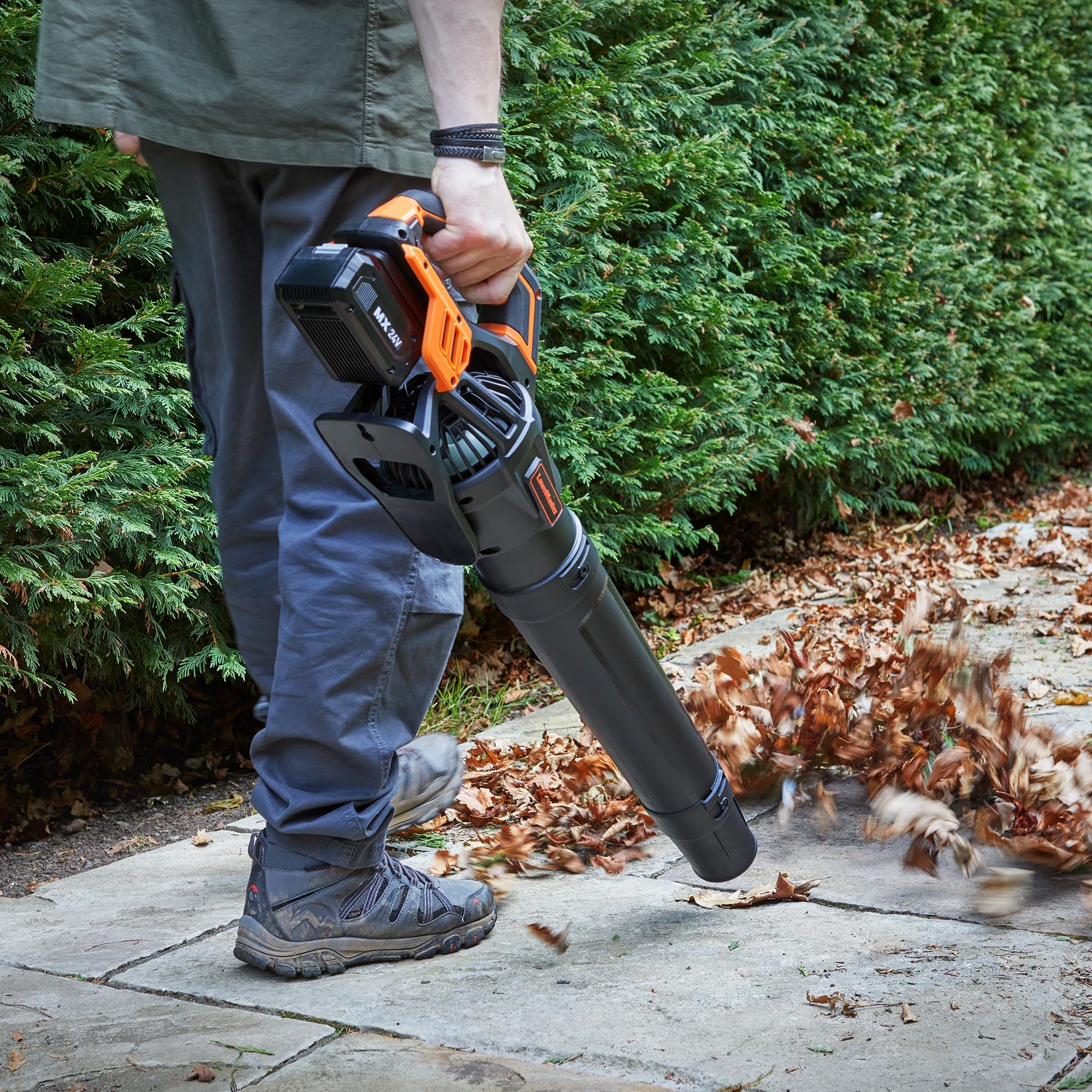 LawnMaster Soplador Hojas a batería 24V MX con Modo Turbo | Inalámbrico, batería 4Ah con cargador, flujo de aire potente, control crucero y tubo soplador desmontable, garantía 2 años
