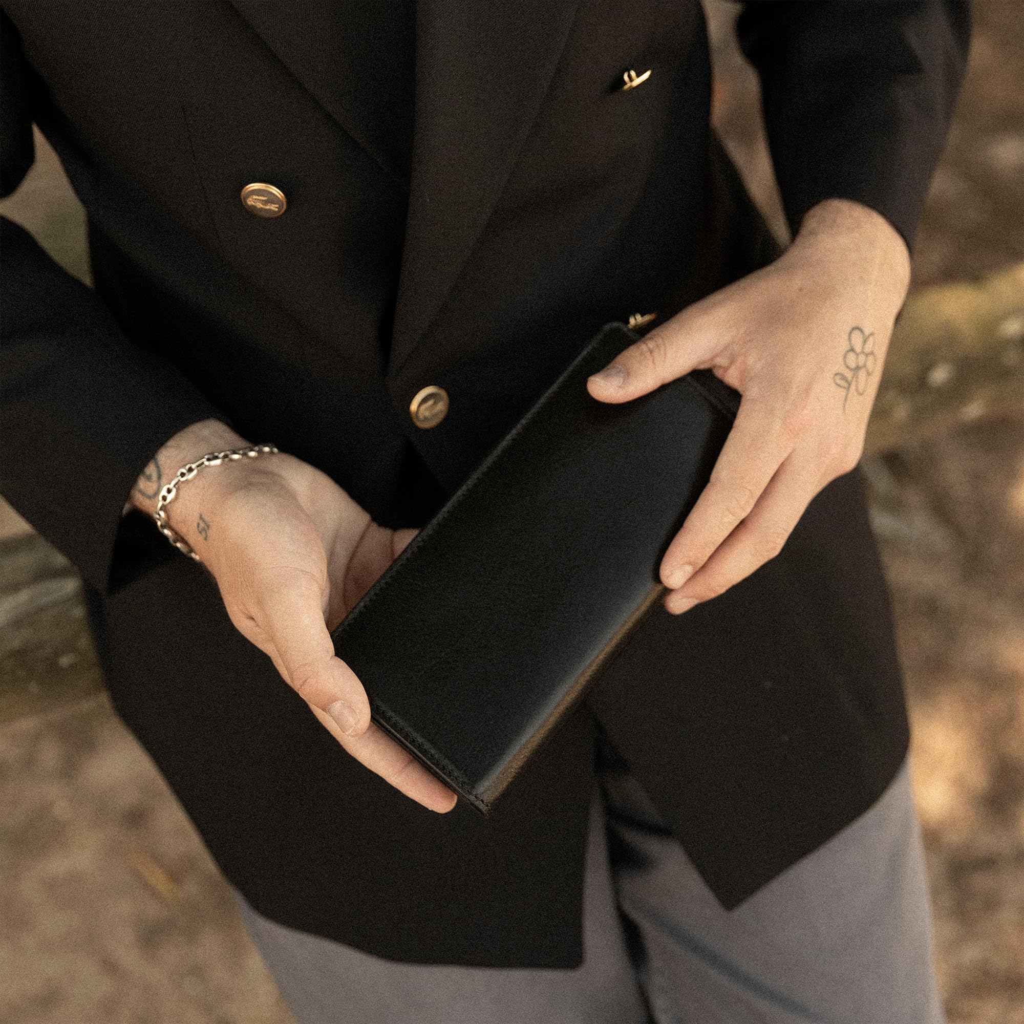 Time Resistance Schwarz Leder Anzug Geldbörse – Vollnarbenleder Geldbeutel hergestellt in Italien – Schlankes Portemonnaie – 100% Leder Brusttasche – Hohes Billfold-Kartenetui – Slim Suit Wallet
