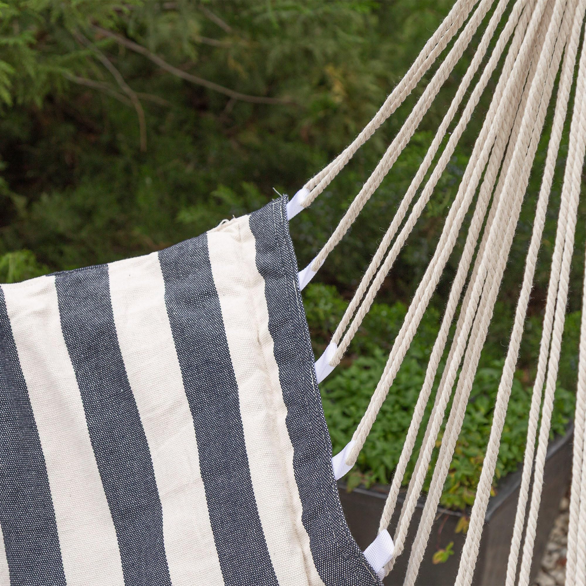 AKTIVE 63164 Chaise Suspendue, 90 x 55 x 125 cm, en Coton et Polyester à Rayures, avec Support supérieur en Bois et Cordes de Fixation, capacité jusqu'à 110 kg, pour Jardin, terrasse ou Camping