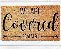 Vista 1 de Tapete de puerta con texto en inglés "We are Covered", tapete cristiano para puerta, tapete religioso, regalo de cierre, regalo de inauguración