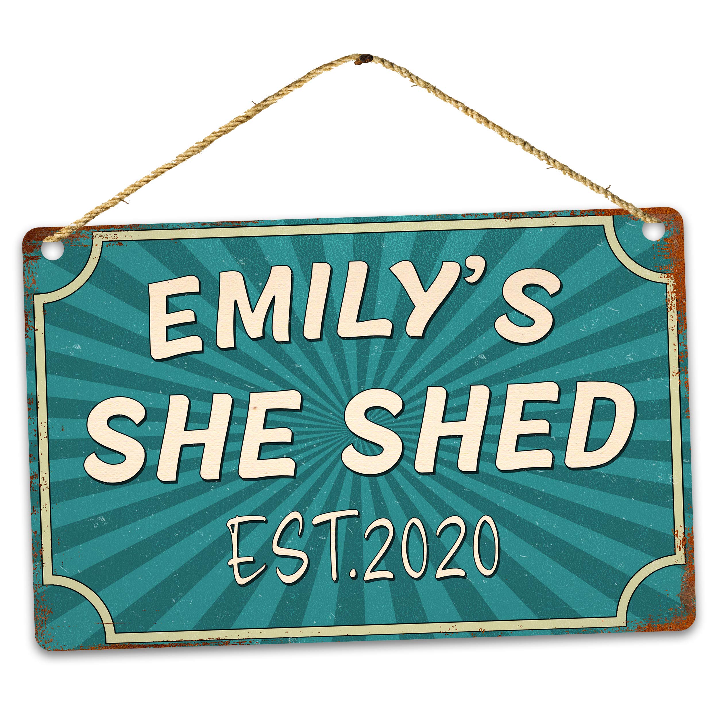 Targa in metallo personalizzata con nome She Shed Shed, rustica, stile retrò invecchiato, idea regalo personalizzata, piccola (140 mm (larghezza) x 200 mm (altezza) con cuscinetto adesivo senza fori