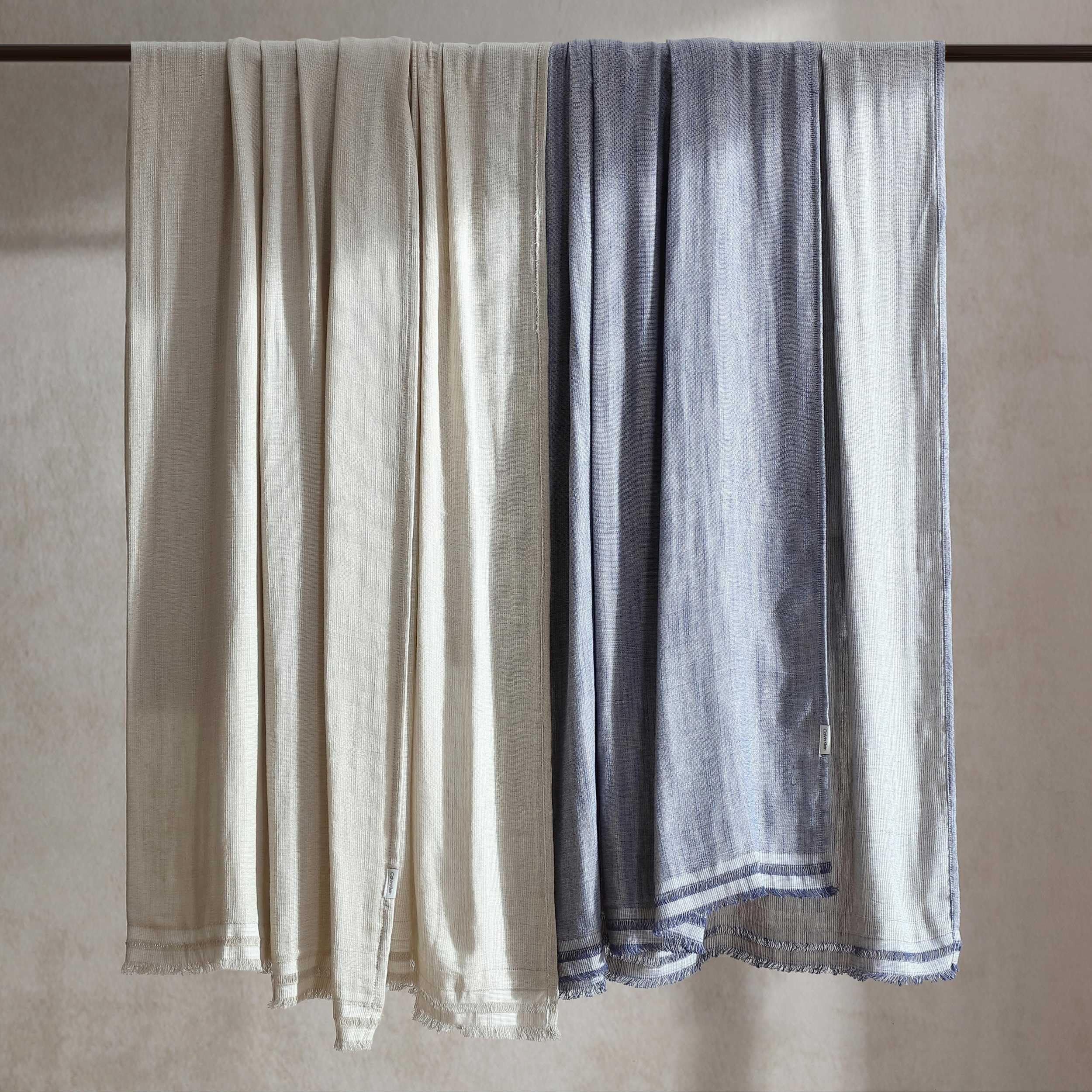 Calvin Klein - Copriletto, biancheria da letto a trama fine con bordi sfilacciati, leggera e traspirante, perfetta per letto, divano o sedia, certificata Oeko-Tex (beige, 152,4 x 177,8 cm)