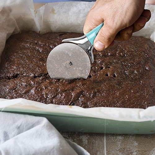 Miniatura 5 de Farberware Cortador de pizza profesional de acero inoxidable con hoja gruesa para cortar corteza, quesadillas, brownies, etc., rueda elevada para