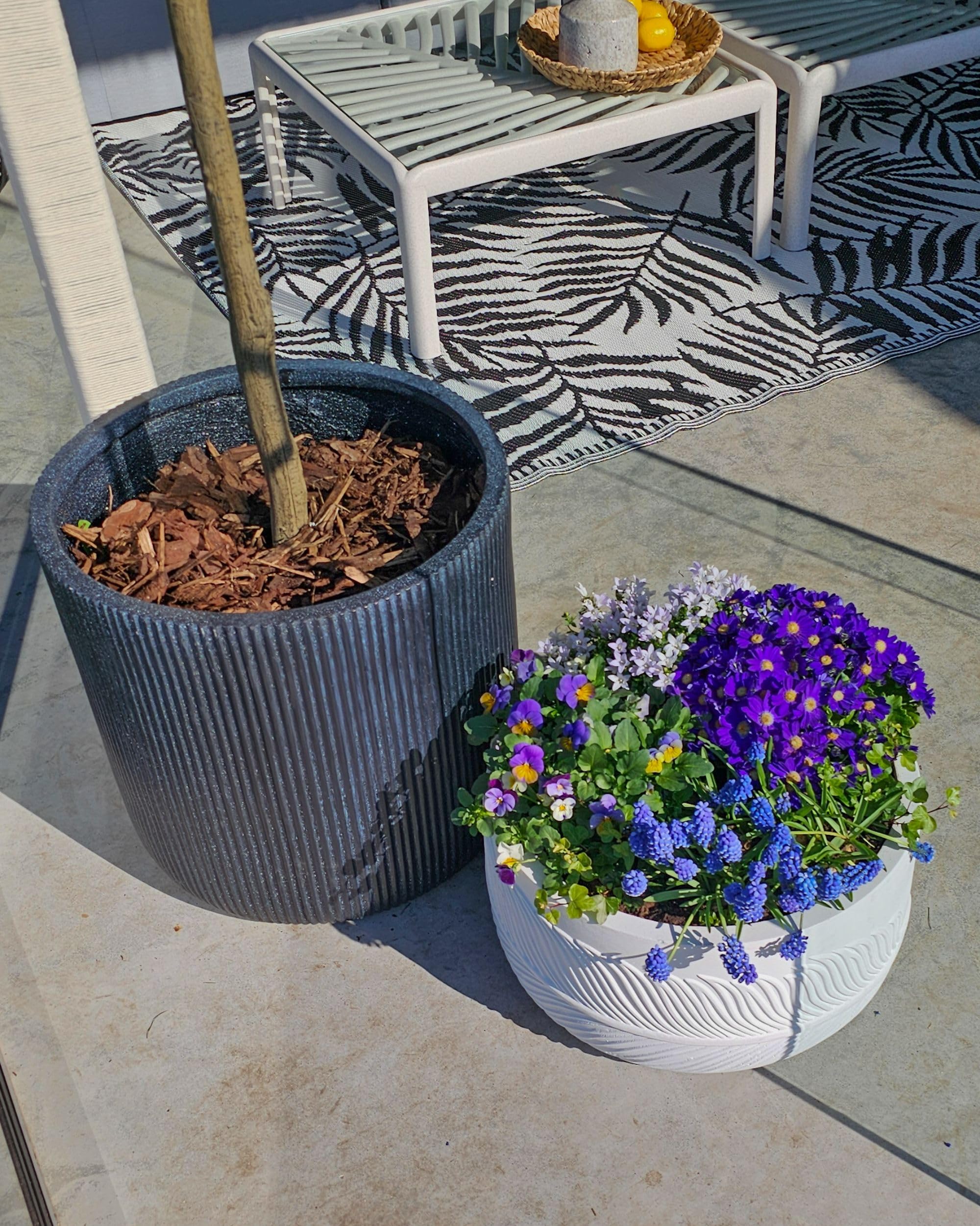 Blumentopf Ton und Glasfaser grau rund 45 x 45 x 45 cm mit Rillen modern Oreoi