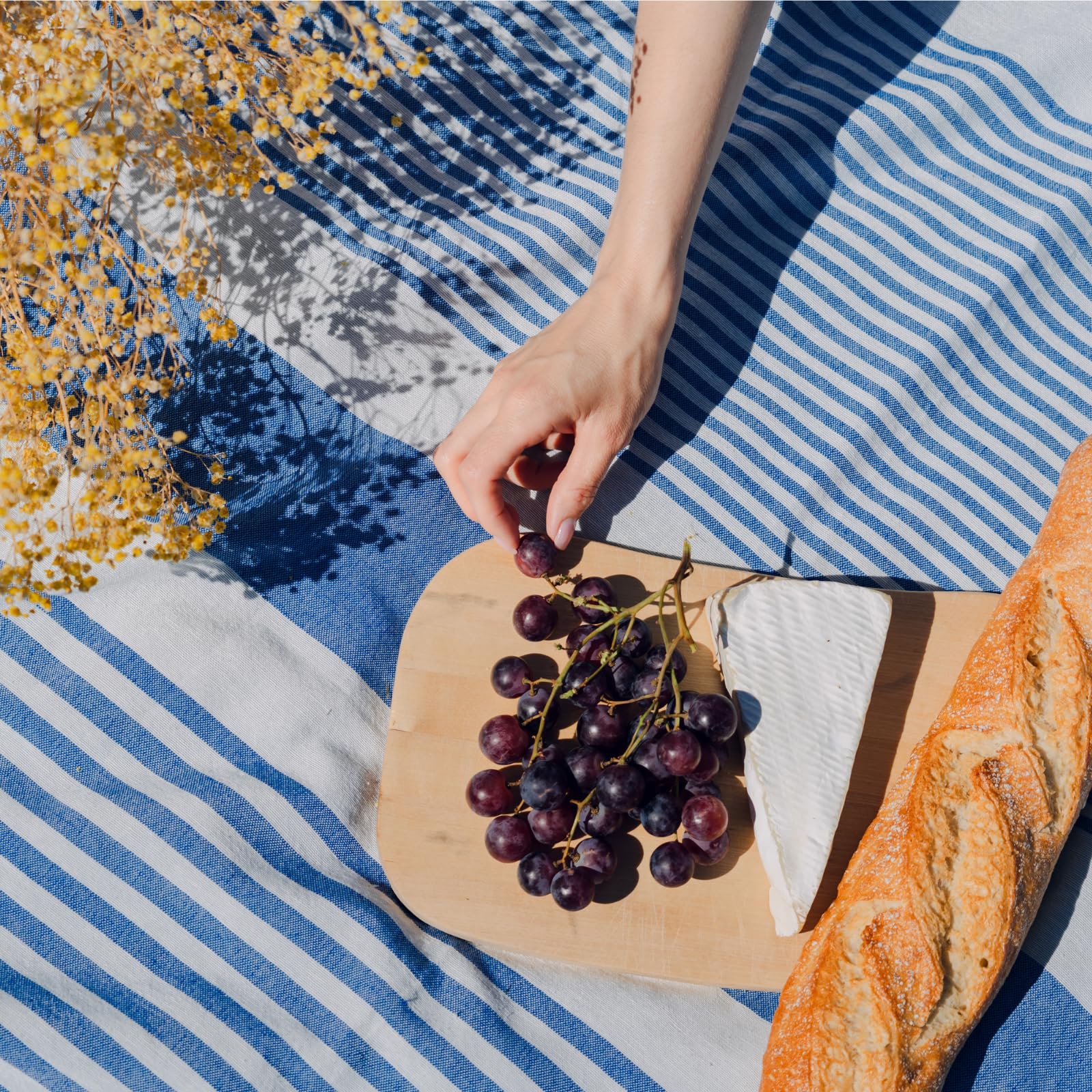 MOMOMUS Fouta de Plage XXL ou Grand Drap de Plage Anti Sable Élégant -Légère, Pliable et au Style Bohème - Couverture pour Pique Nique sans Sable - Bleu, 210x240 cm