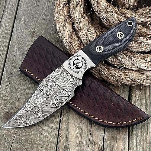 WINTERFELL Cuchillo de regalo de hoja fija grabado con funda, cuchillos de regalo personalizados de acero de Damasco de 8 pulgadas para cazador,