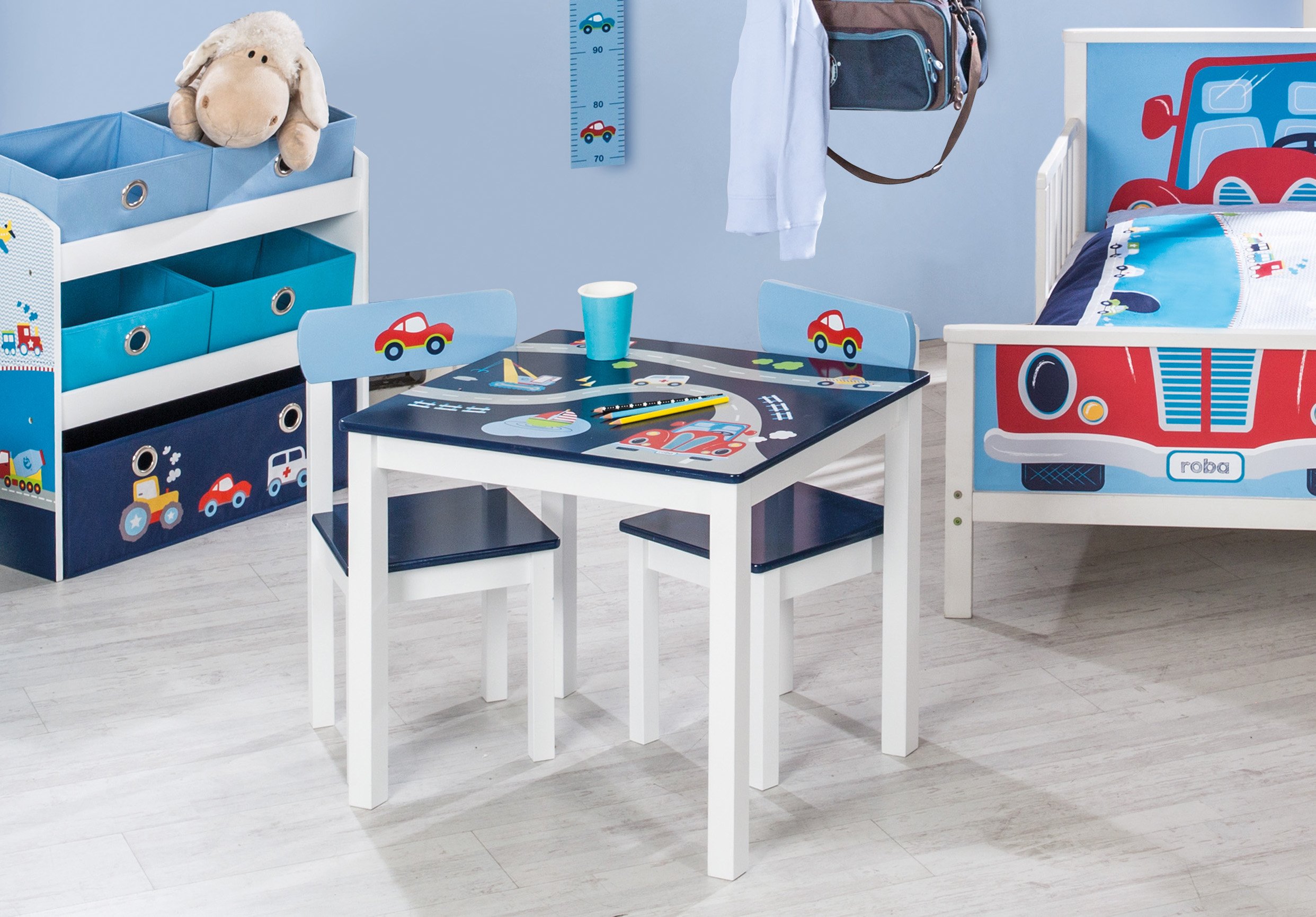 roba Kinder Sitzgruppe 'Rennfahrer', Kindermöbel Set aus 2 Kinderstühlen & 1 Tisch, Sitzgarnitur mit Fahrzeug-Motiven in blau