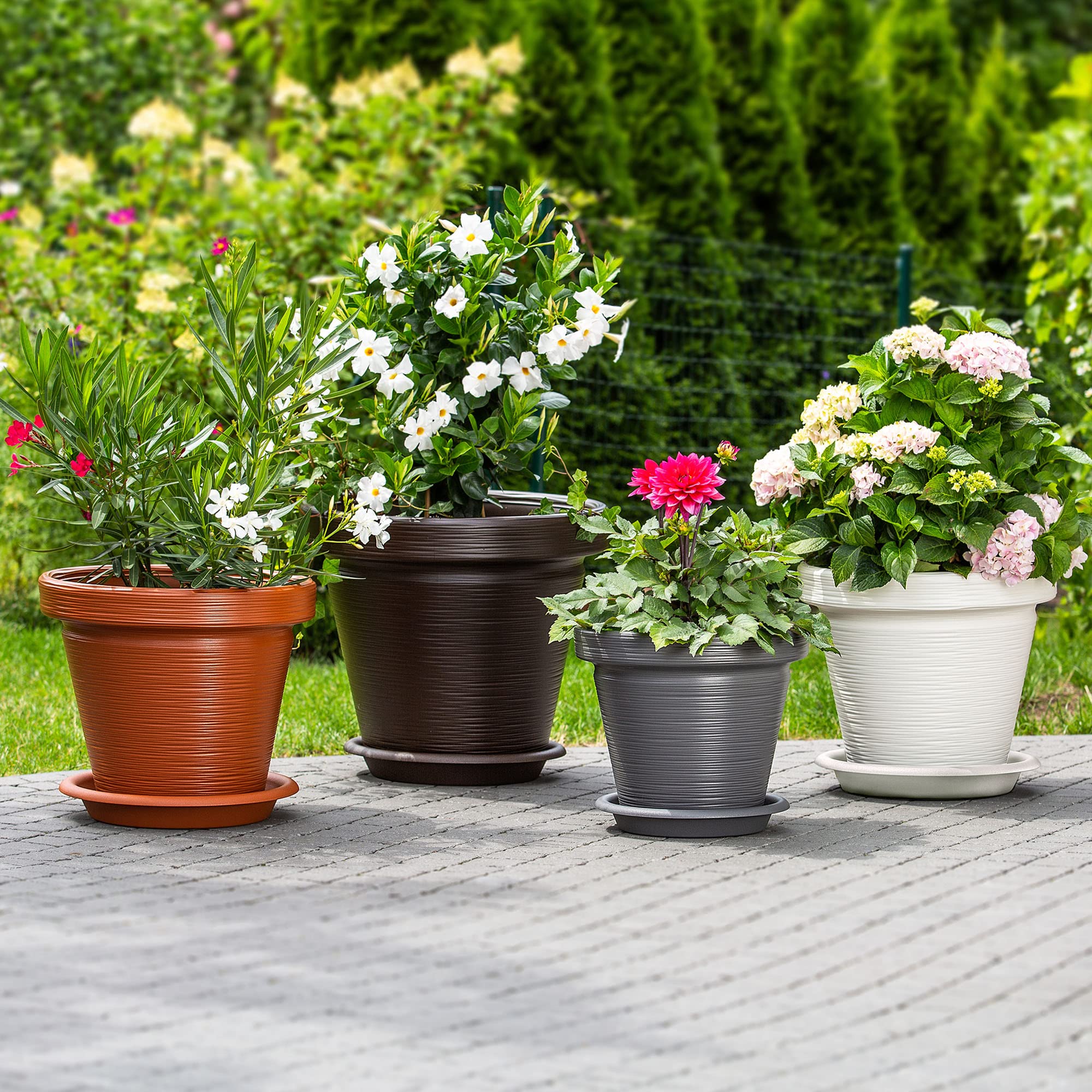 KADAX Pot de Fleurs en Plastique, 4 Couleurs, Pot de Plantes avec Soucoupe, Pot de Plantes, Pot de Plantes avec Motif incisé, Pot de Fleurs en Plastique, Pot de Fleurs Rond (∅ 55 cm, Marron foncé)
