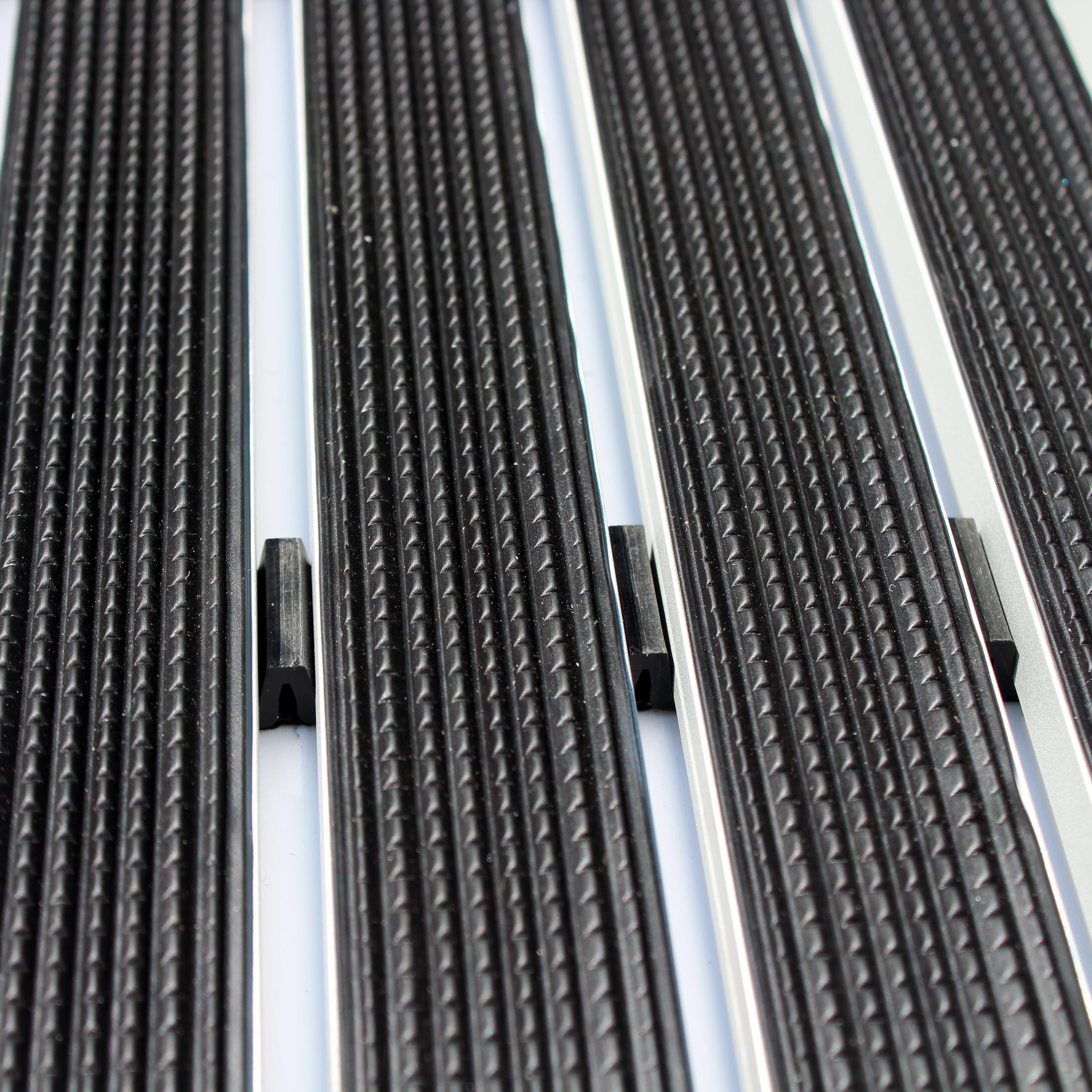 Ultralux strapazierfähige Aluminium-Schmutzfangmatte, rutschfest, langlebige Kratzmatte, wetterfest, rostfrei, Außenbereich-Entwässerungsmatte 40 x 60cm, Metall-Schmutzbarriere in Silber & Schwarz
