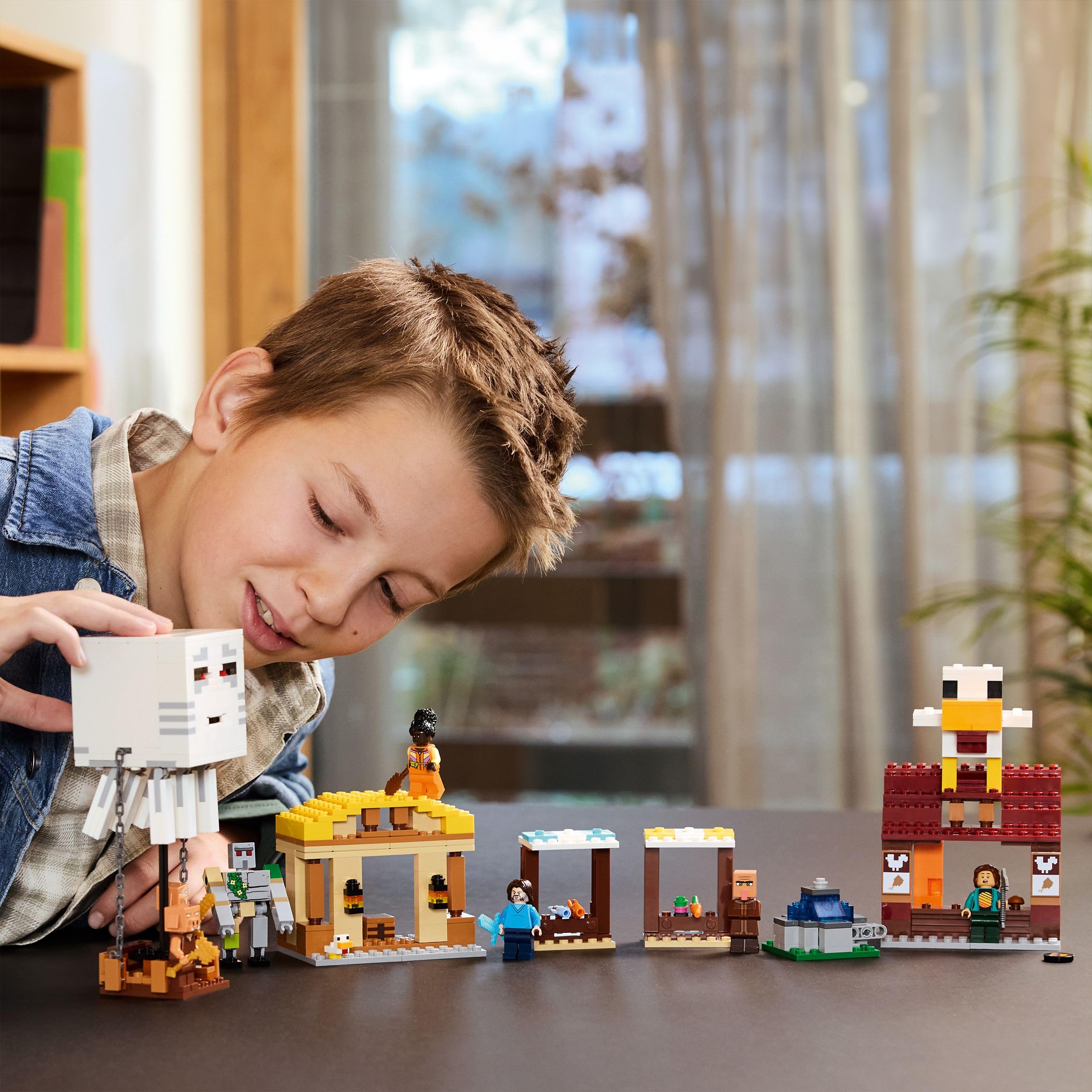 LEGO Minecraft El Ataque a la Aldea del Globo de Ghast - Casa de Steve de Juguete con 4 Minifiguras, Figura de Golem de Hierro y Función Dinamita - Regalo Gamer para Niños y Niñas de 10+ Años 21273