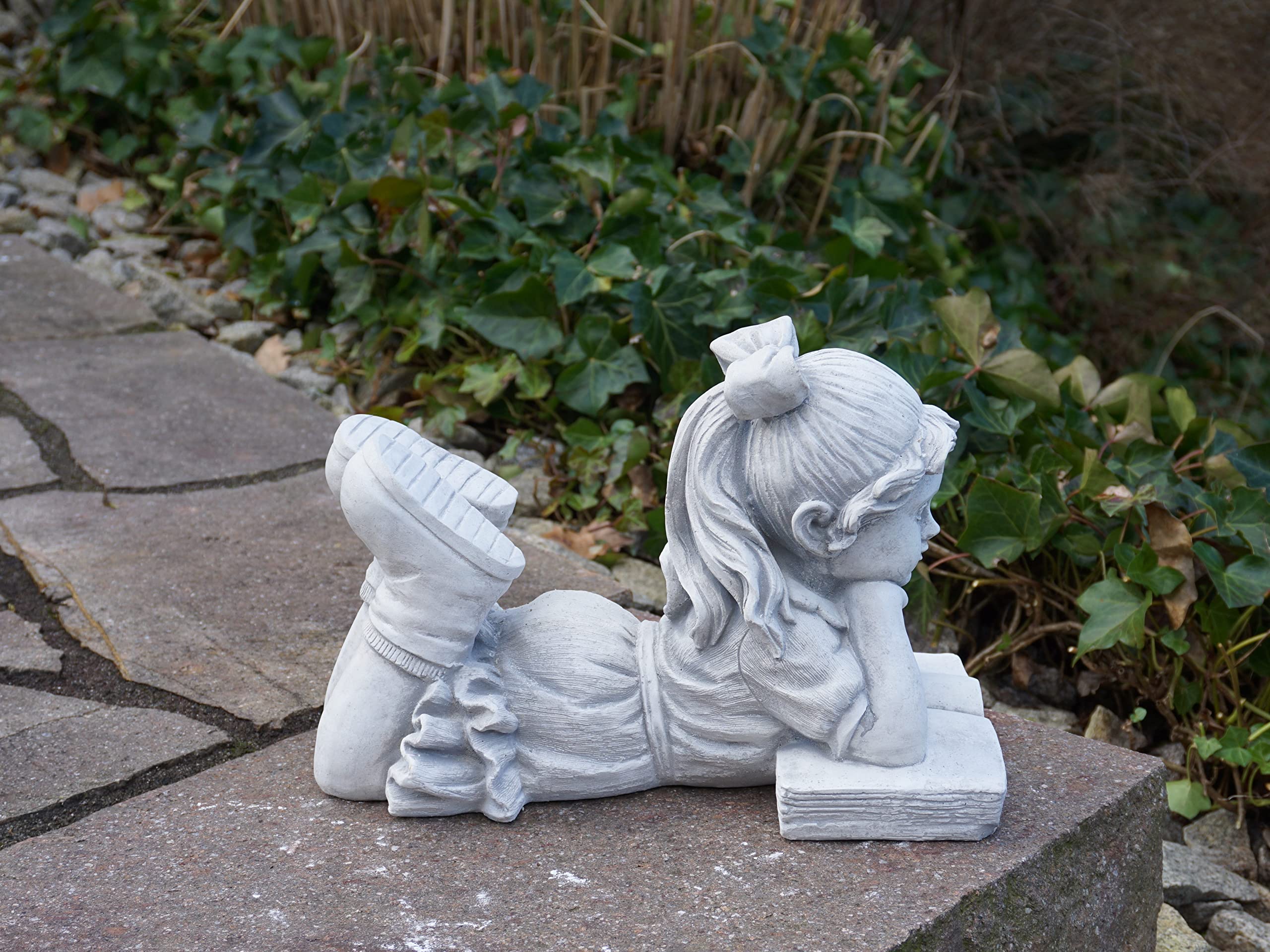 gartendekoparadies.de Ragazza sdraiata con libro, statuetta in pietra H. 22 cm, 8 kg, grigio, resistente al gelo in pietra grezzo per esterni