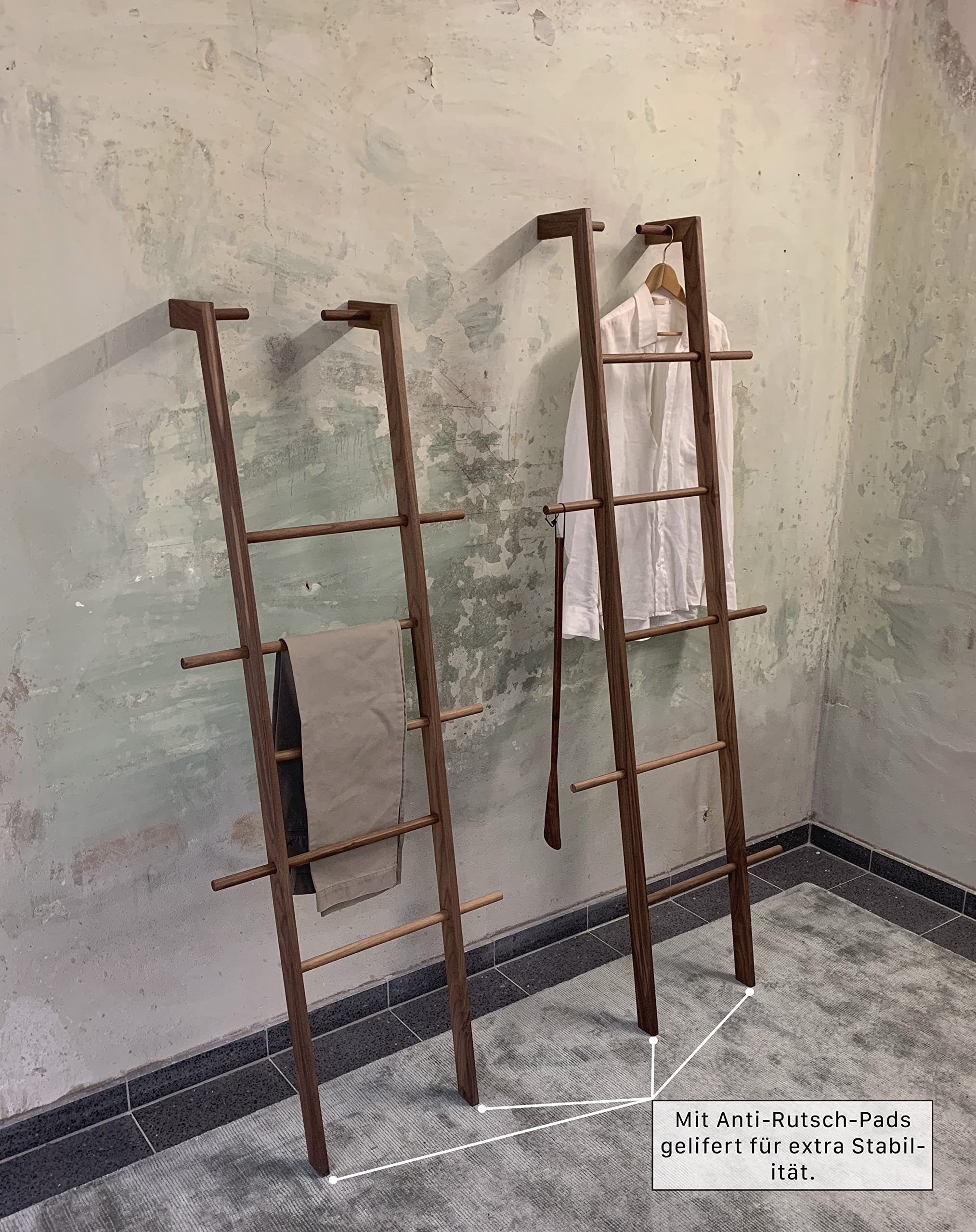 Kleiderleiter & Kleiderständer Holz, Handtuchleiter & Handtuchhalter aus Massivholz, Designer Holzleiter auch als Dekoleiter, Herrendiener oder Stummer Diener Leiter Handgearbeitet (Nussbaum)