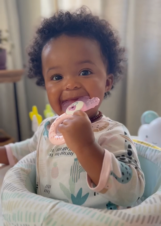 Mordedor Refrescante MAM Para Bebés Desde 2 Meses - Con Agua Para Enfriar, Ligero, Incluye Broche