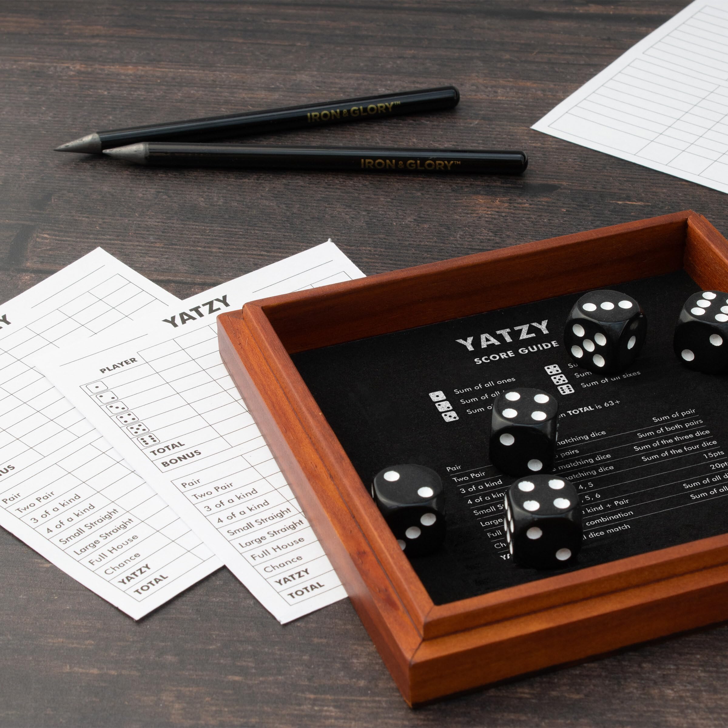 Iron & Glory - Giochi di dadi Yatzy | Giochi da tavolo in legno per la notte in famiglia | Decorazione per tavolini | Giochi da tavolo per famiglie per serate di giochi | Giochi per 4 giocatori e