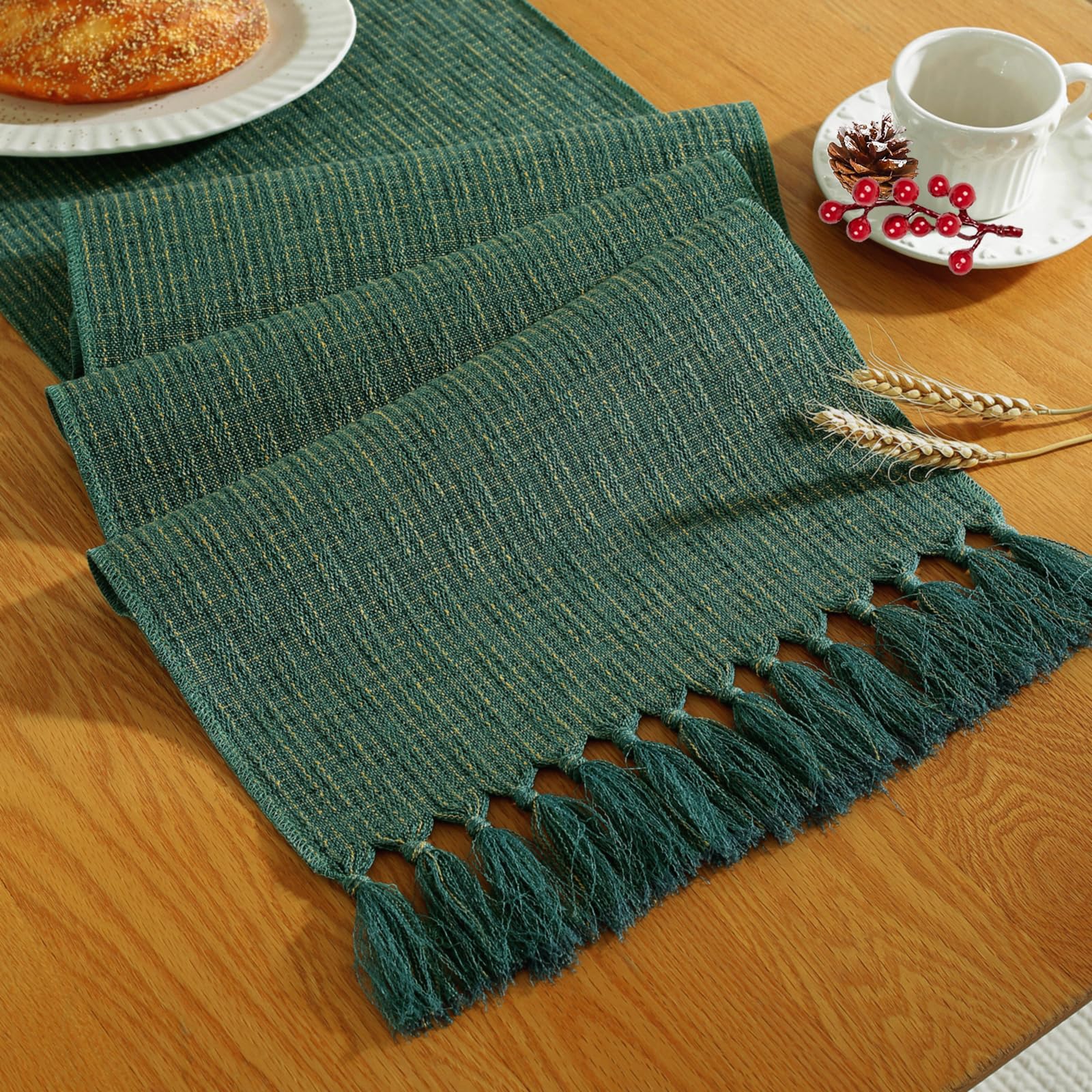 Laolitou Camino de mesa rústico con borlas, caminos de mesa bohemios de 108 pulgadas de largo para fiestas de vacaciones, bodas y decoración de mesa de comedor, 13 x 108 pulgadas, verde oscuro