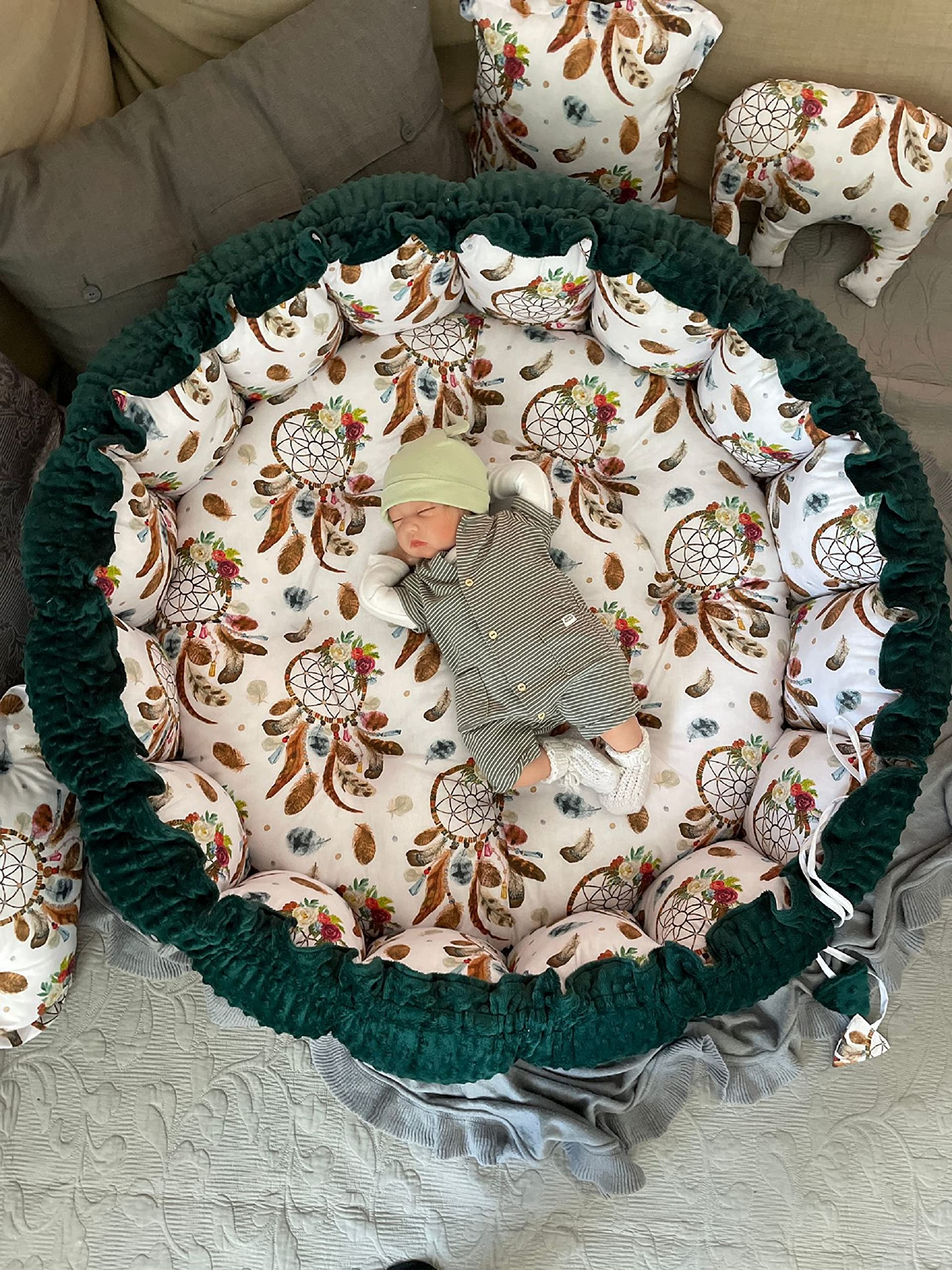 LOOLAY Babynest 3in1 XXL – Nestchen Baby Spielmatte und Reisebett 90/155cm - Handgemacht aus Baumwolle mit Rüschen - Ideal fur Zwillinge (Traumfänger Boho/Königsgrün Minky)