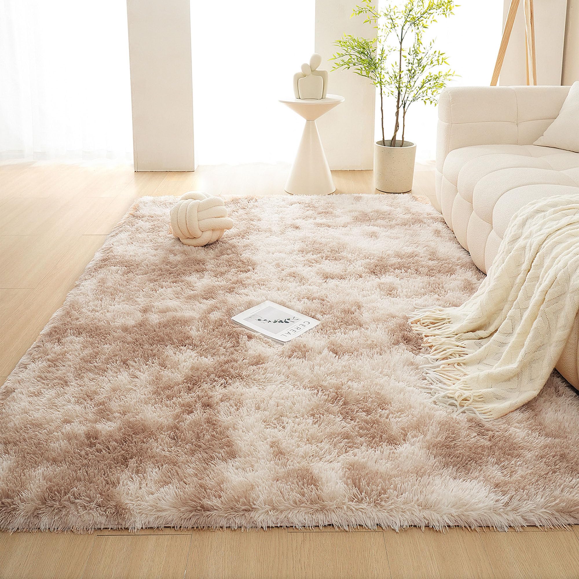Grand tapis doux à poils longs camel : l'élégance texturée pour salon moderne