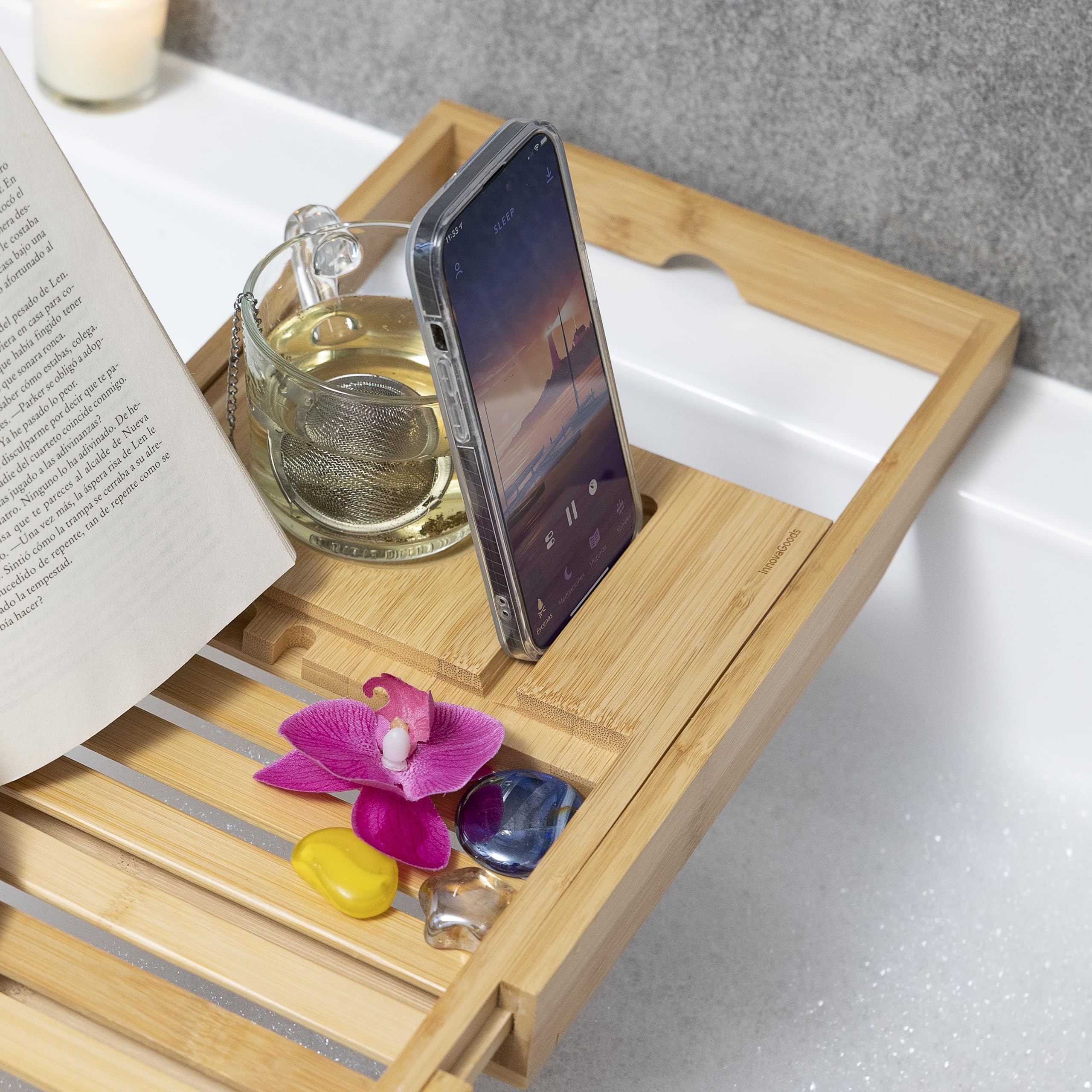 InnovaGoods® Bandeja bañera de Bambu, Bandeja baño Extensible 70-104 cm, Incluye Bandeja extraíble, Bandeja baño con Ranura de sujeción para Smartphone, Soporte para Copas y 3 Niveles de inclinación.