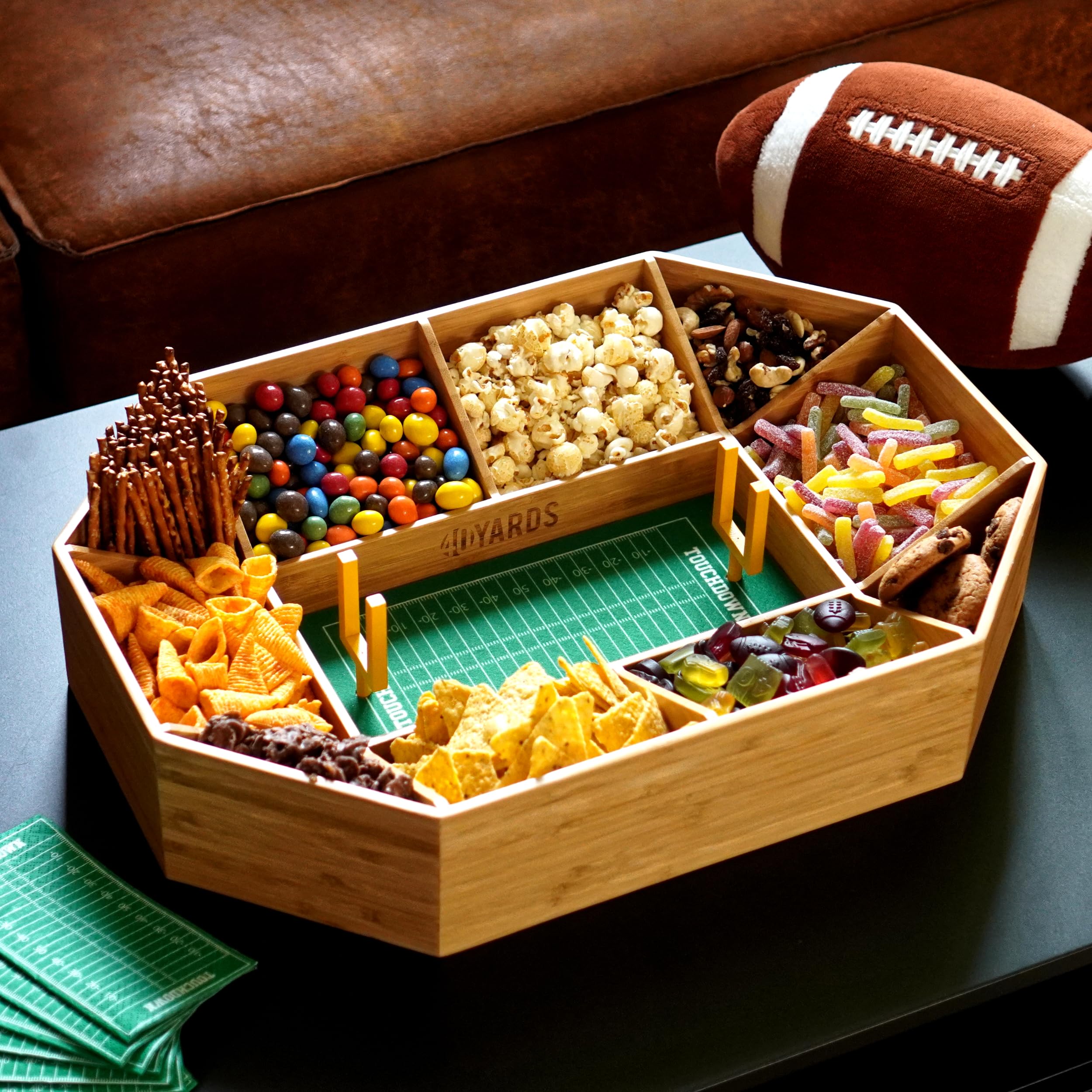 40YARDS American Football Snack Stadium - Estadio para aperitivos de madera de bambú + fieltro (suave) con marcas y 2 goles de campo amarillos | Tamaño: 50 x 36 cm | Construido | Estadio de Football
