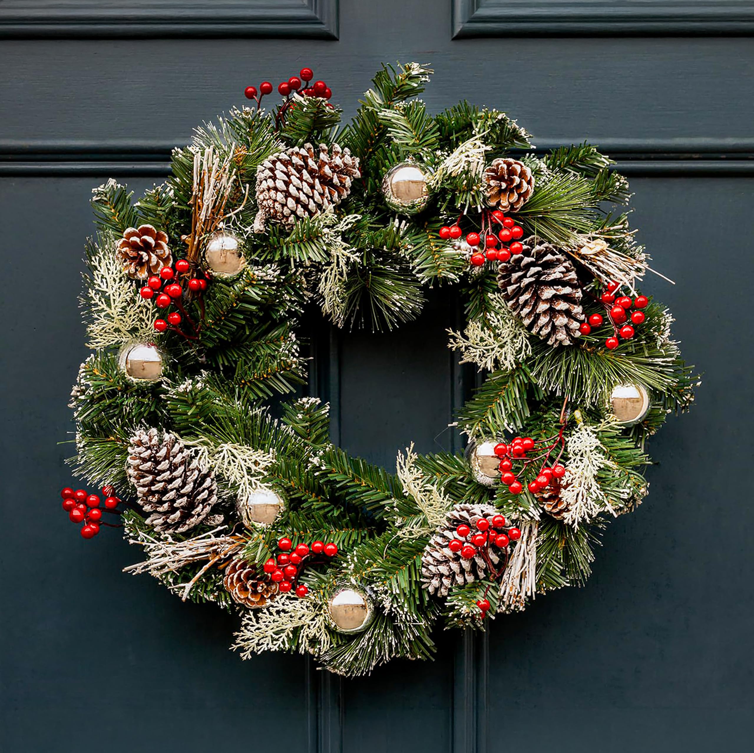 Marco Paul - Corona de Navidad para puerta de 50 cm con piñas, bayas y bolas, decoración de puerta de Navidad con polvo de nieve, adornos de Navidad colgantes de lujo para oficina o hogar, accesorios