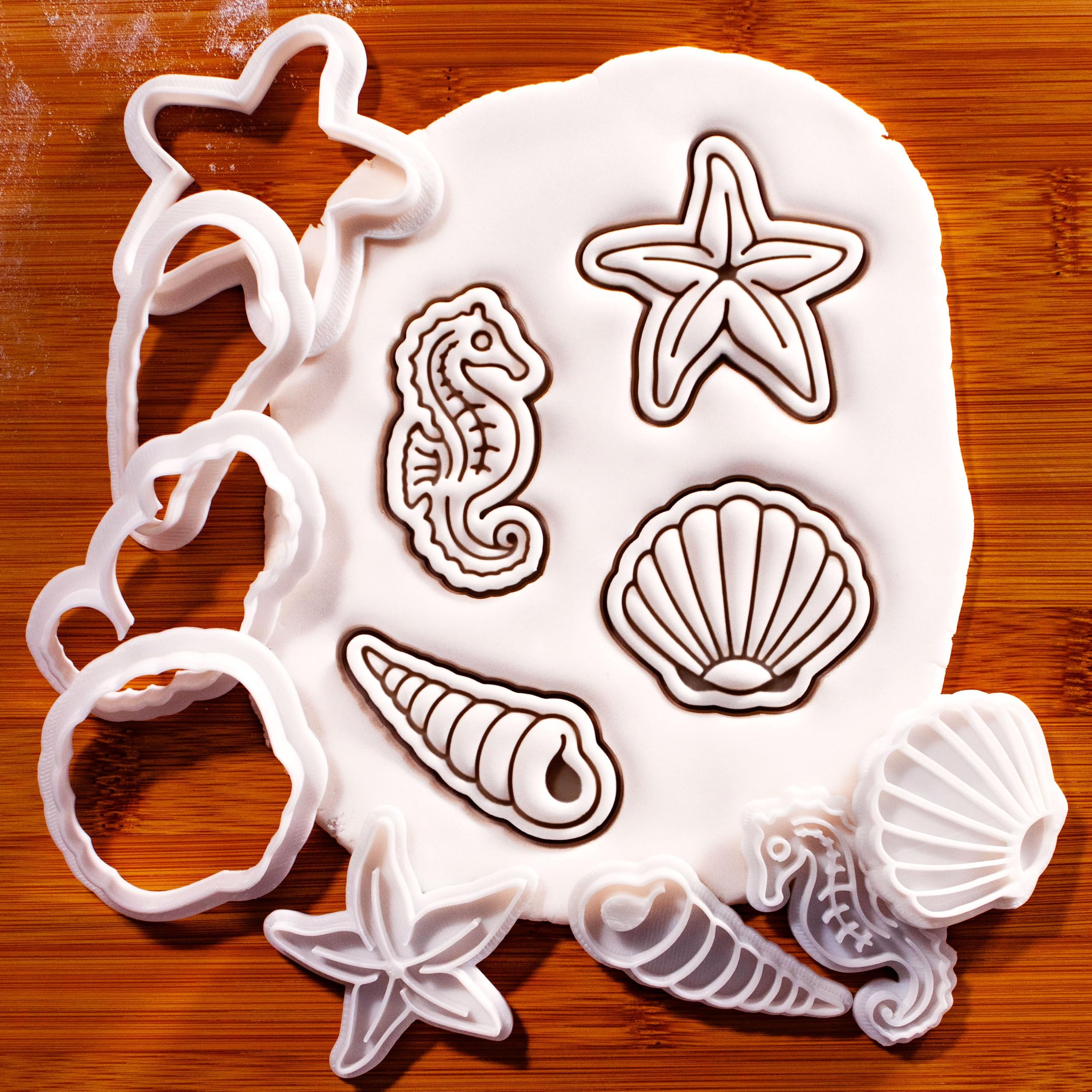 BAKERLOGY Lot de 4 Hippocampe, Coquillage, Étoile de Mer & Coquillage Turritelle Mini Emporte-pièces & Tampons – Embosseurs Marins pour Pâte à Sucre, Biscuits, Cupcakes & Fête Sirène