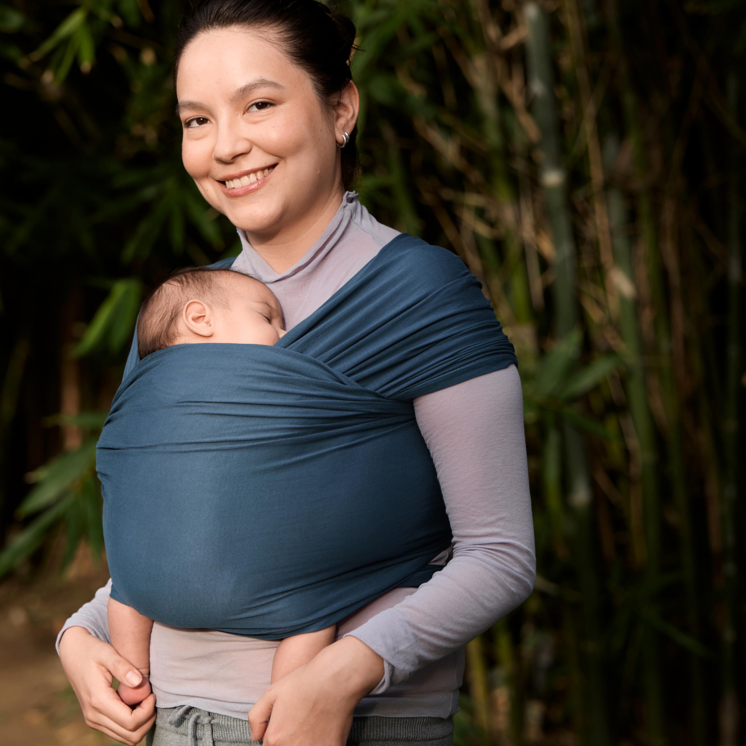Ergobaby Chusta dla noworodków od urodzenia do 11 kg, dzianinowa chusta Aura z tkanin pochodzących z recyklingu, elastyczna i oddychająca, uniseks, granatowa (Twilight Navy)