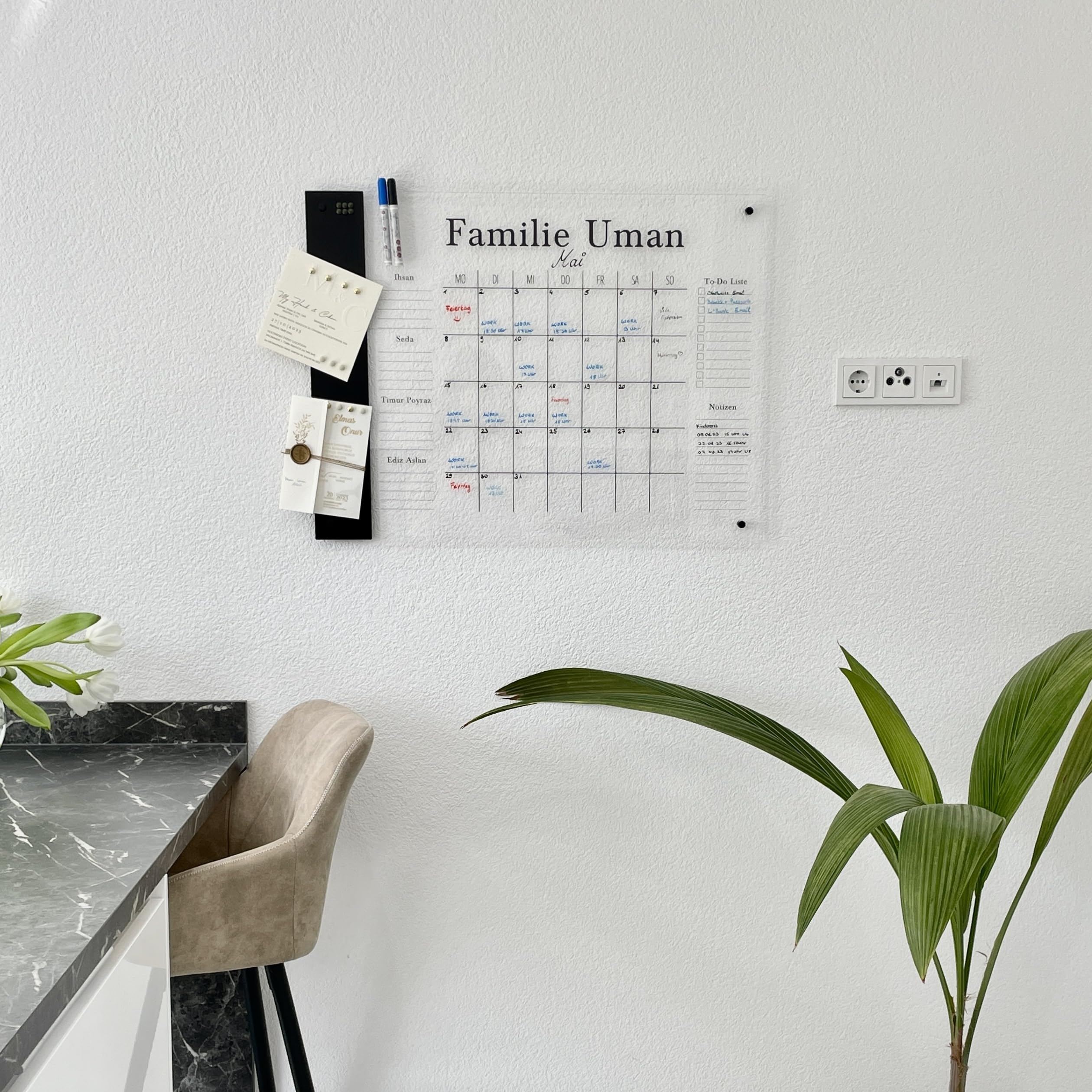 personalisierter Wandkalender - 4-Namen Familienplaner mit Magnetboard - wiederverwendbarer Kalender aus Acrylglas - Familienplaner abwischbar - Hingucker für jeden Raum