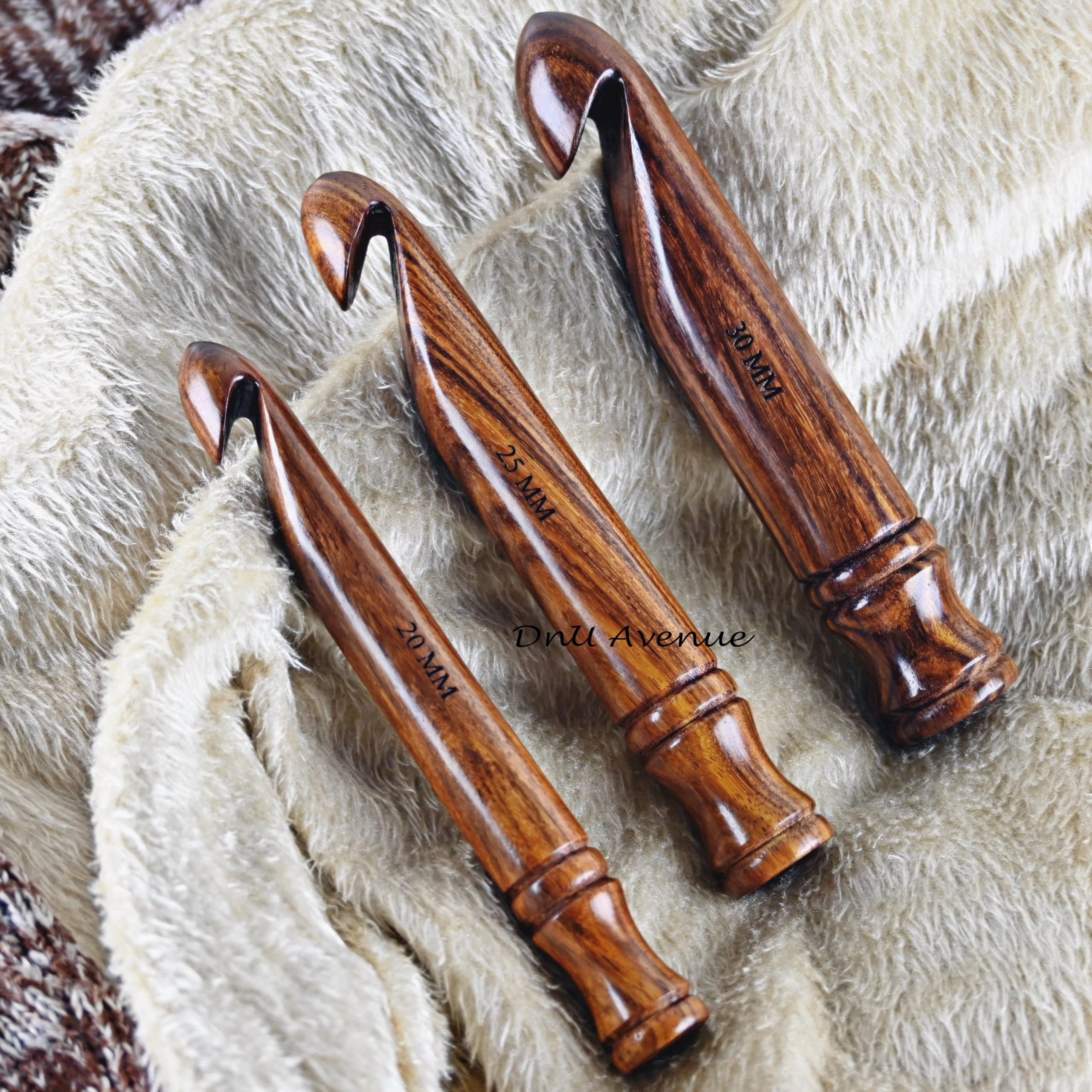 DnU Avenue Drewniane ergonomiczne haczyki do szydełkowania, zestaw 3 haczyków, rozmiar 30 mm, 25 mm i 20 mm, ręcznie robione szydełka do artretycznych rąk, trwałe i lekkie narzędzia do szydełkowania