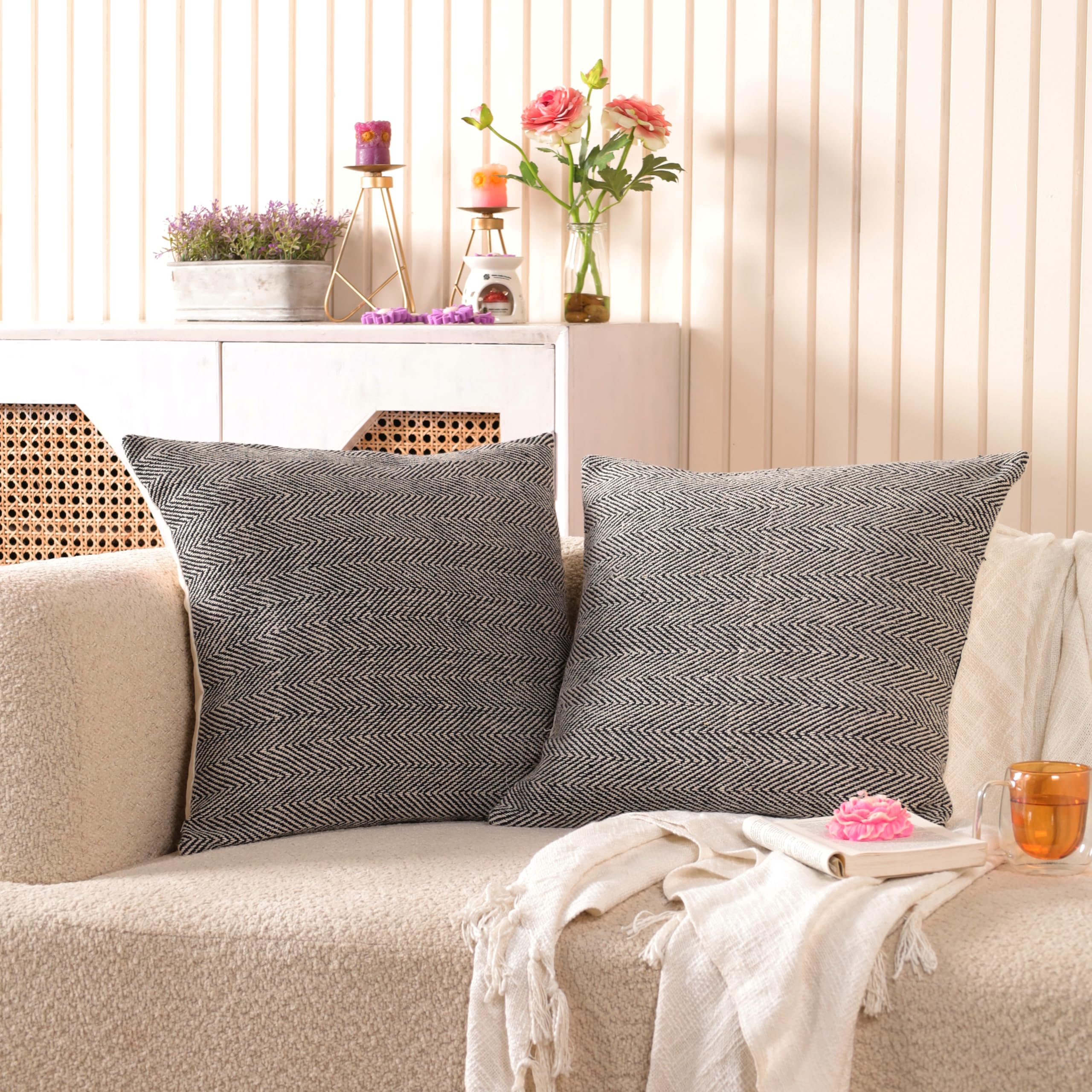 Housse de coussin bohème pour raviver un canapé terne avec motif chevron