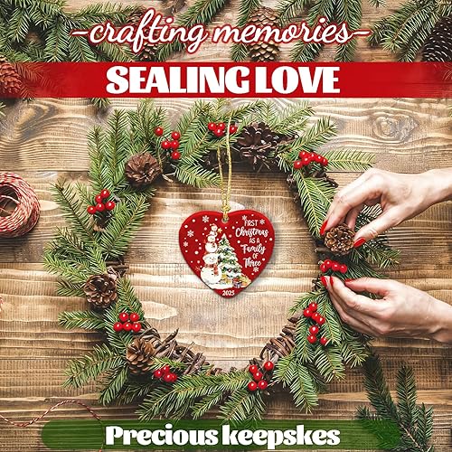 Miniatura 4 de Adornos de Navidad 2025 Primera Navidad Como Familia de Tres Decoración Colgante para Árbol Kits Accesorios Regalo Recuerdo para Nuevos Padres