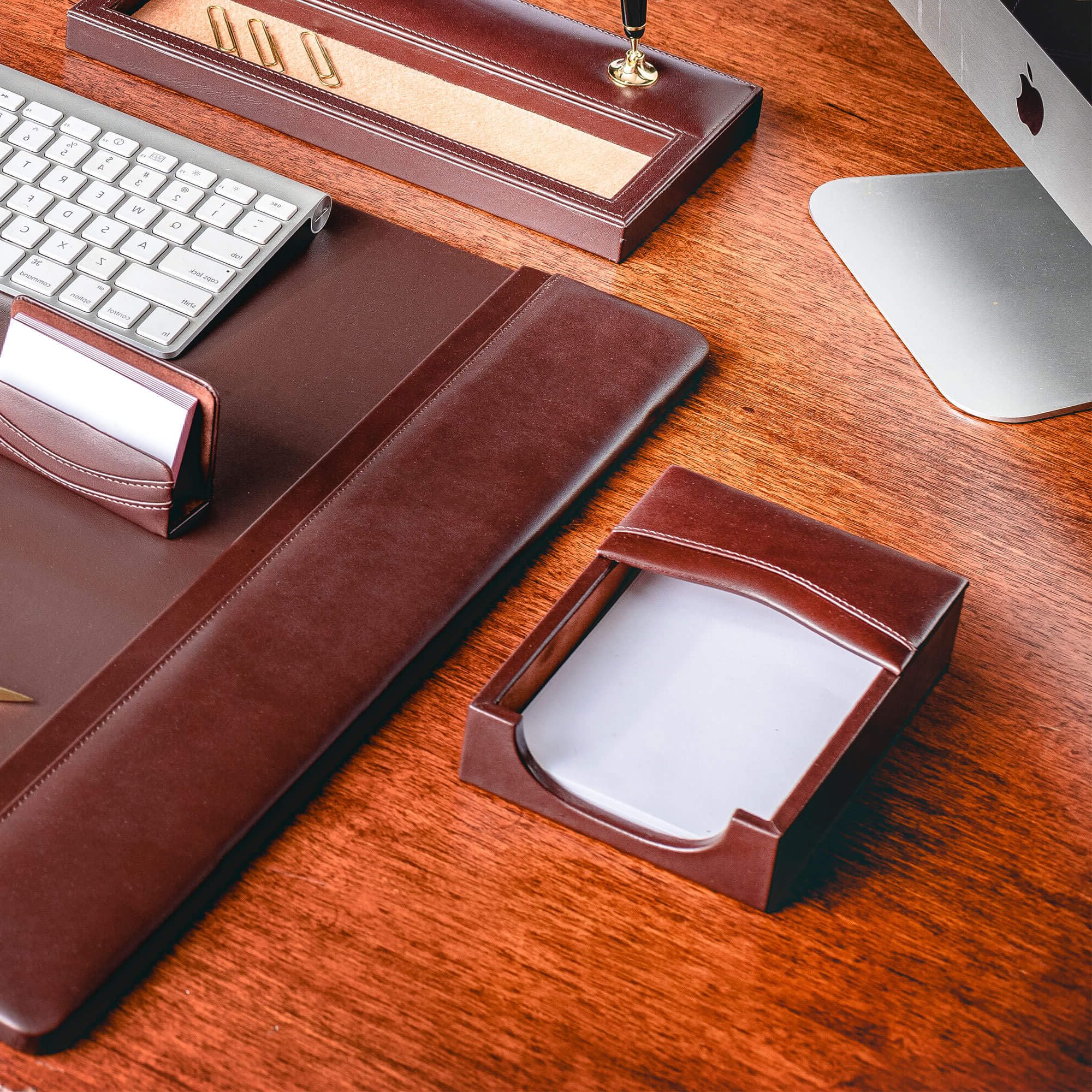 Dacasso 8-teiliges Schreibtisch-Set aus Leder – Schreibunterlage und Schreibtischunterlage – Executive Decor und Oberflächenschutz, Schokoladenbraun