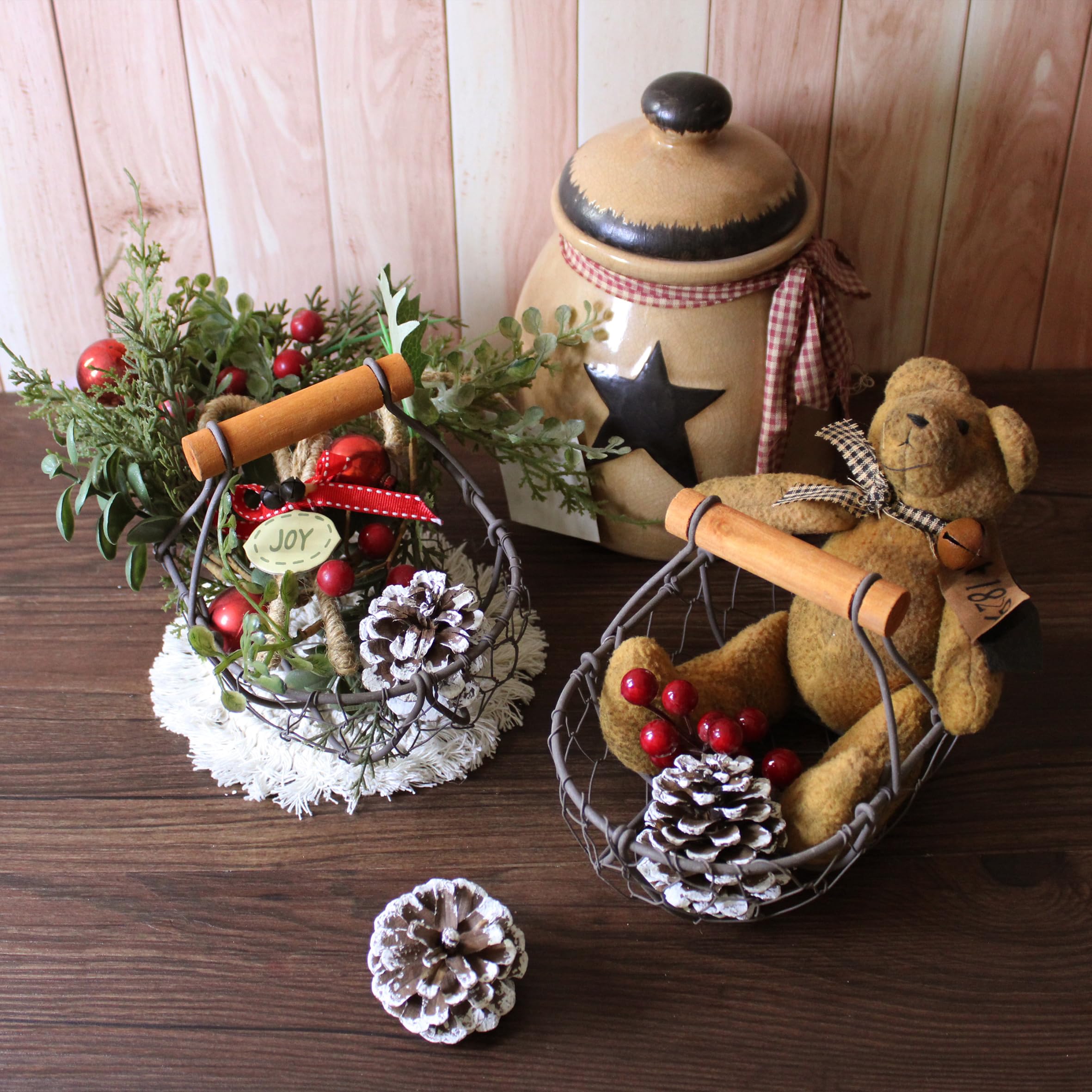 CVHOMEDECO. Cestas ovaladas para huevos de alambre de gallinero Cestas de recolección de óxido con asa de madera Cestas de almacenaje de estilo country vintage. Juego de 2