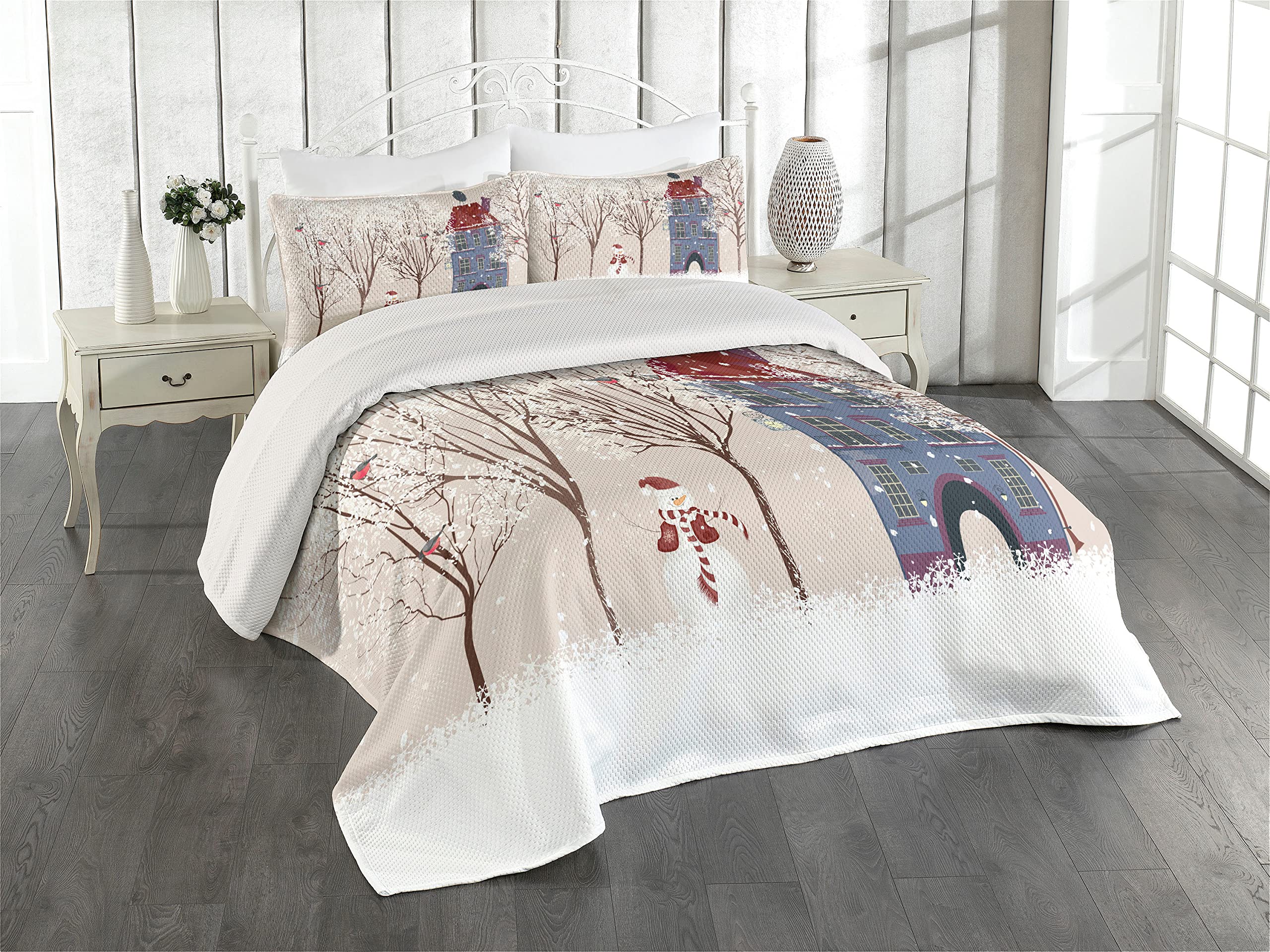 Lunarable Christmas Coverlet, Snowy Courtyard Tree and Snowman in Front of House Pastel Colors Image, 3 Piece Decorative Quilted Bedspread Set with 2 Pillow Shams, Queen Size, Pink White