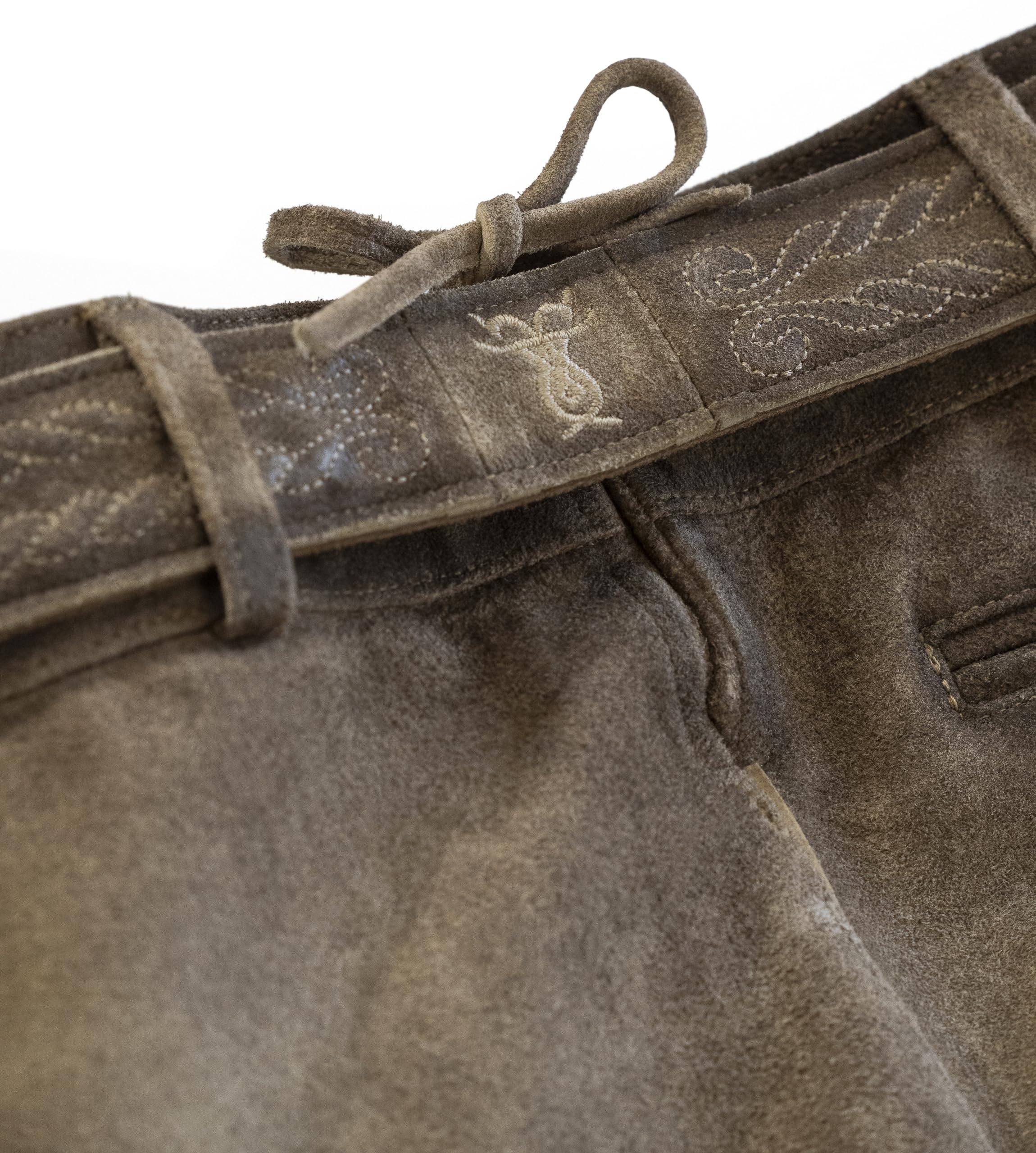 Schöneberger Trachten Couture Herren Lederhose kurz mit Trachtengürtel, Antik Trachtenhose für Oktoberfest aus Original Nubukleder, Wiesnbock