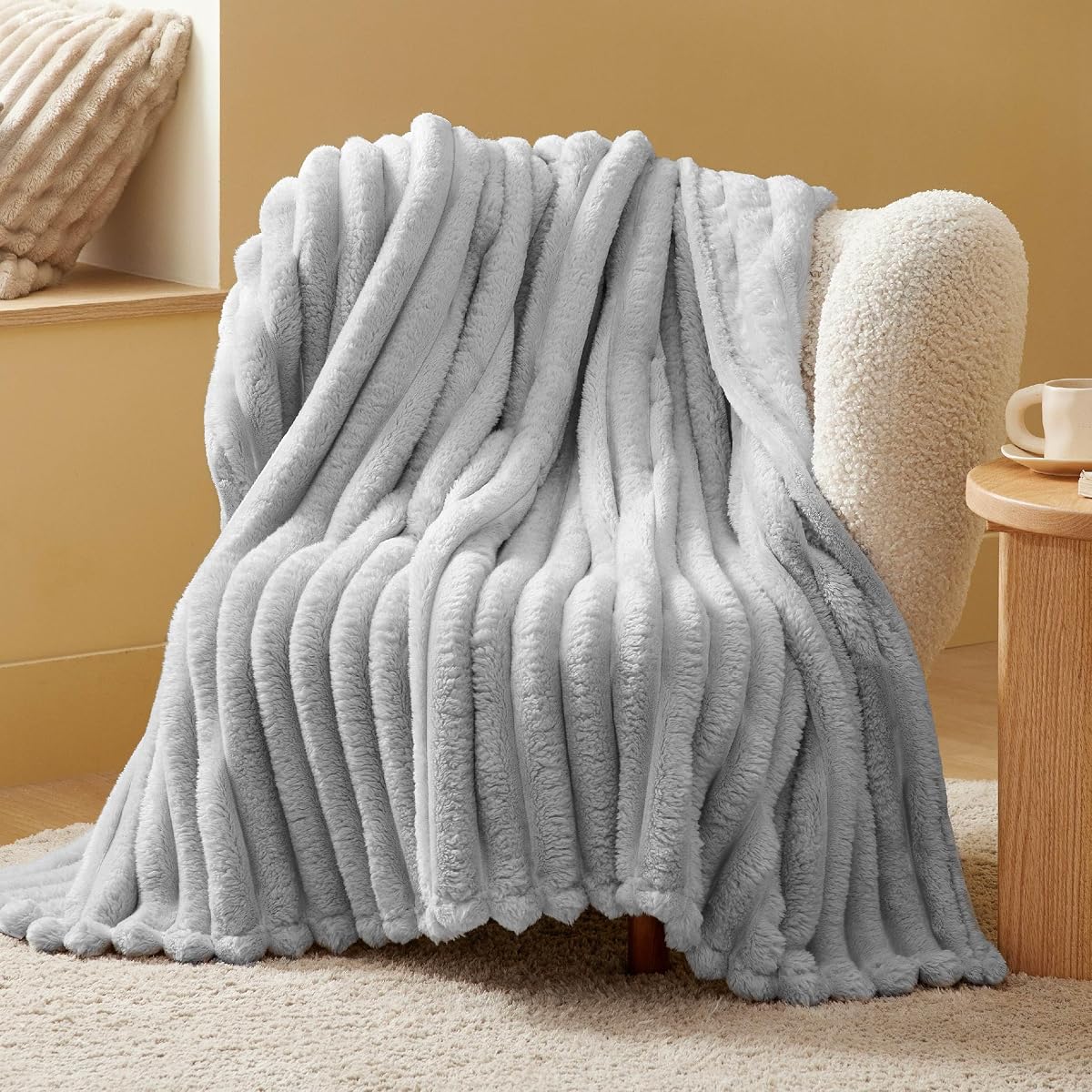 Manta suave y acogedora para cama, tamaño doble, gris claro, 60 x 80 pulgadas | 350GSM, diseño de rayas más anchas, peluda, cómoda, afelpada, linda, manta polar para sofá, regalos para mujeres y mamás