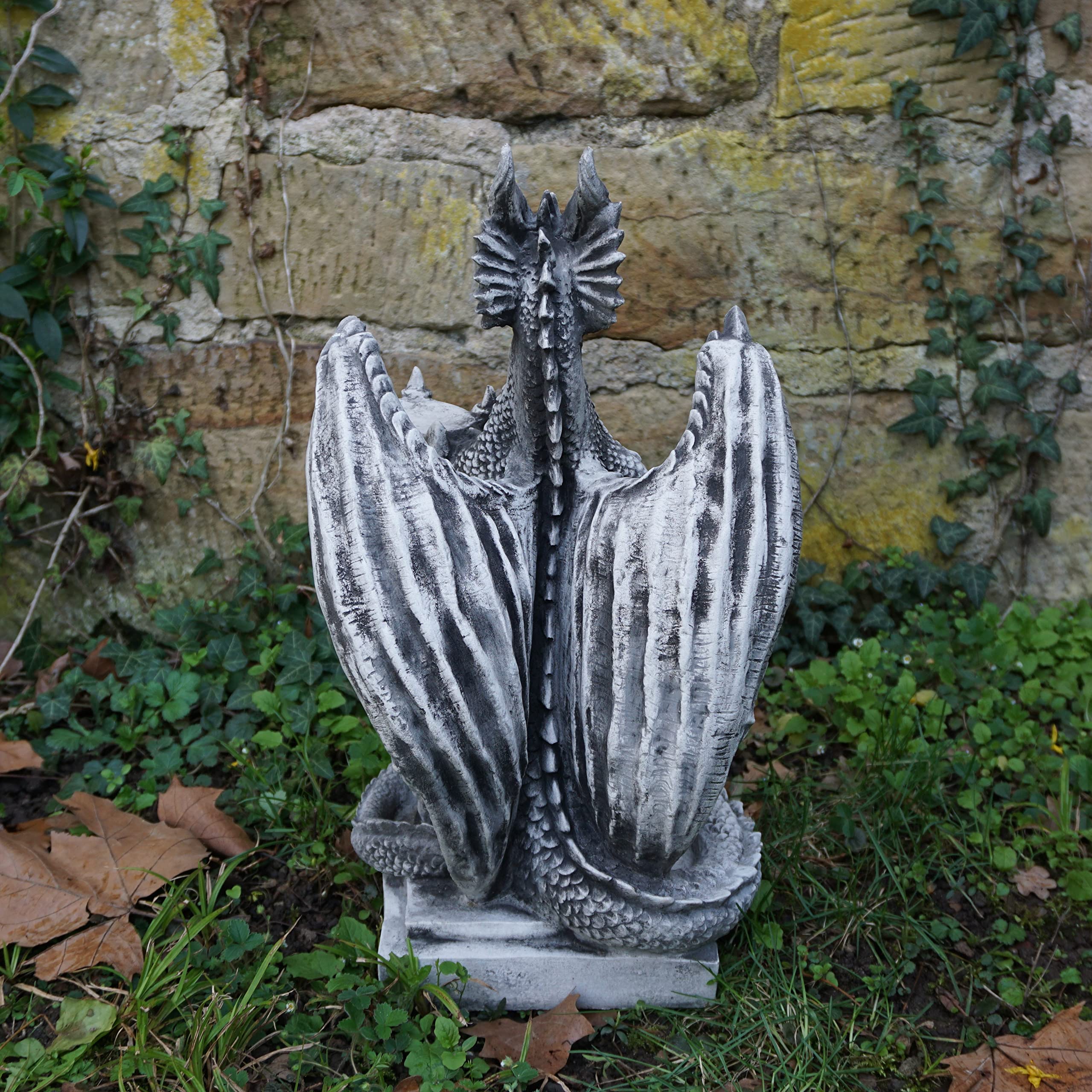gartendekoparadies.de Drache auf Sockel Steinfigur, 51 cm, 18 kg