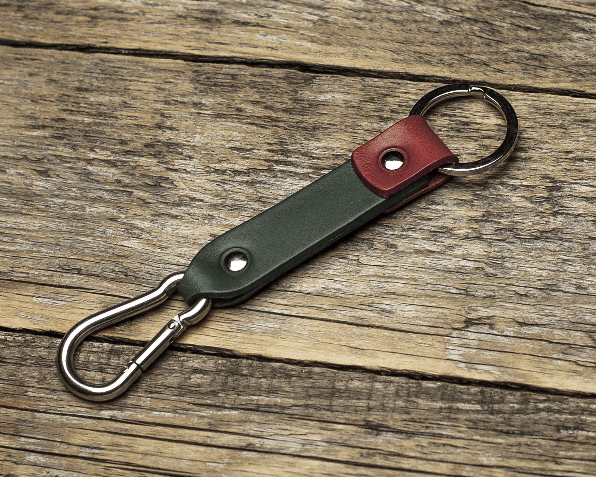 Verde y rojo llavero de cuero con gancho de mosquetón, llavero con monograma, llavero leontina soporte con grabado personalizado, regalo masculino, latitud longitud GPS